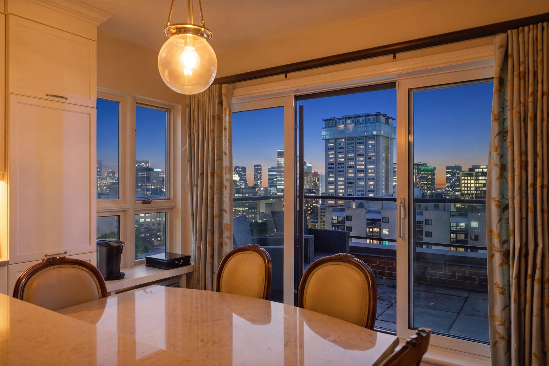 Dinette – 1515, Av. du Docteur-Penfield, apt. 1005