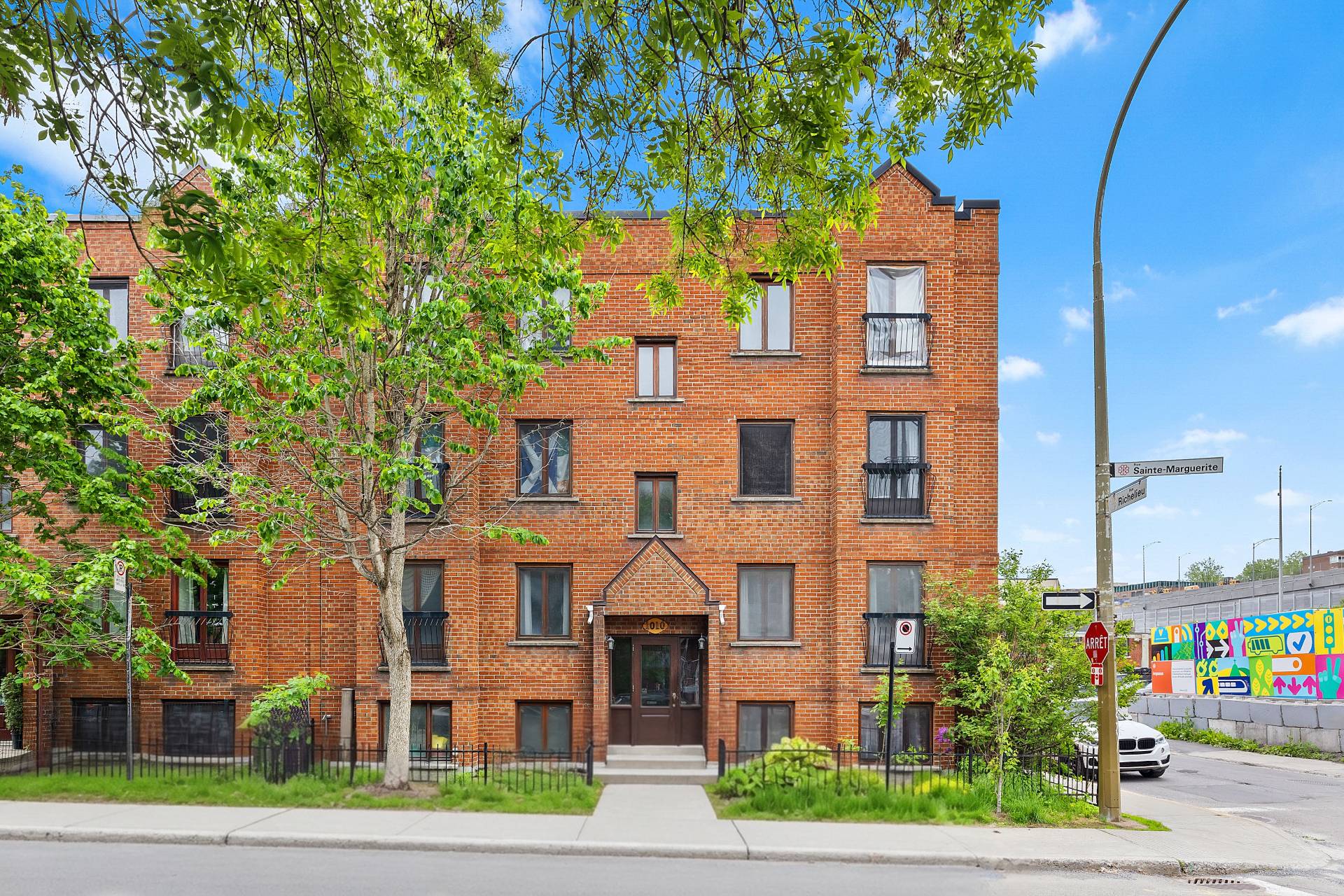 Frontage – 1010, Rue Ste-Marguerite, apt. 1