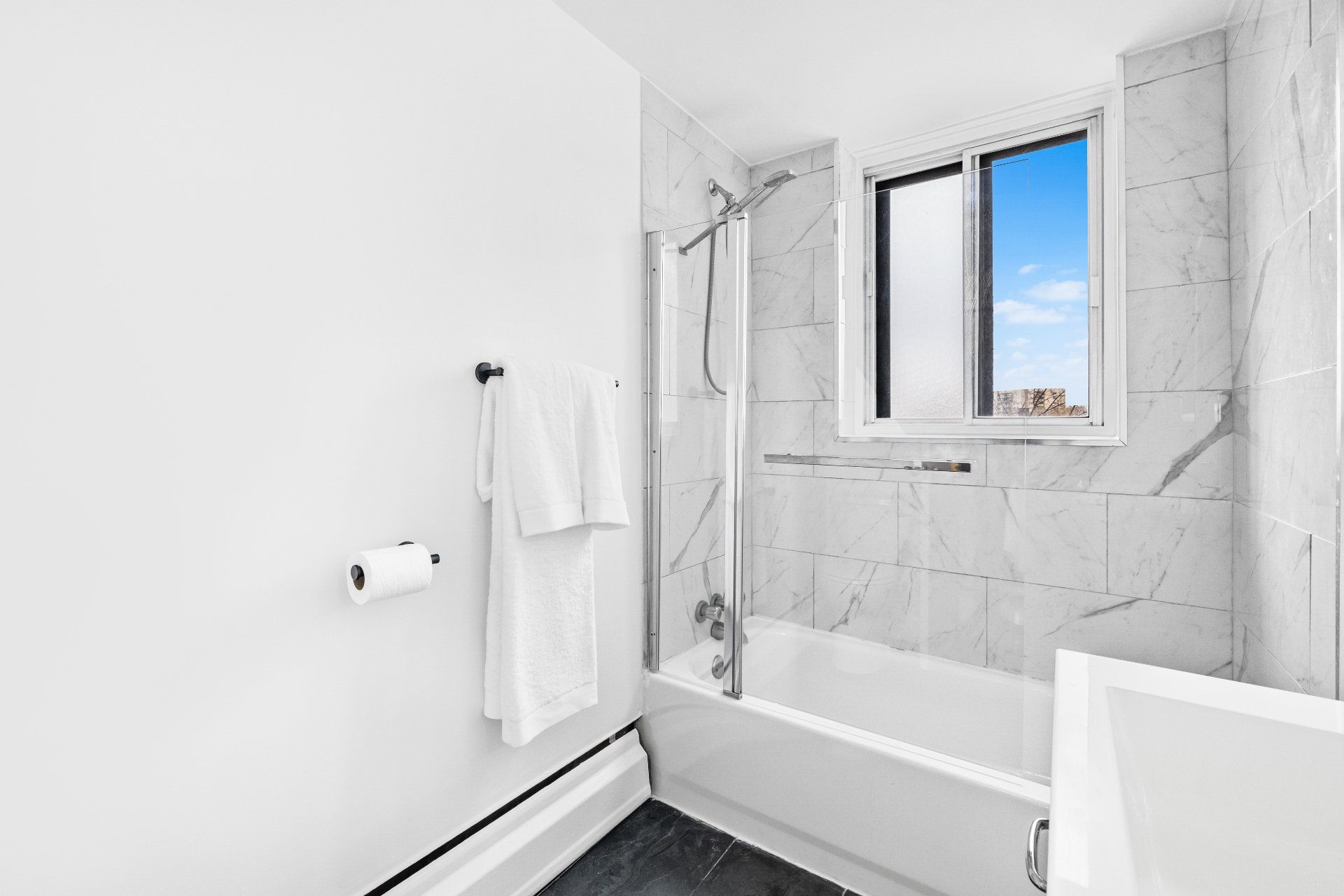 Bathroom – 3625, Av. Ridgewood, apt. 105