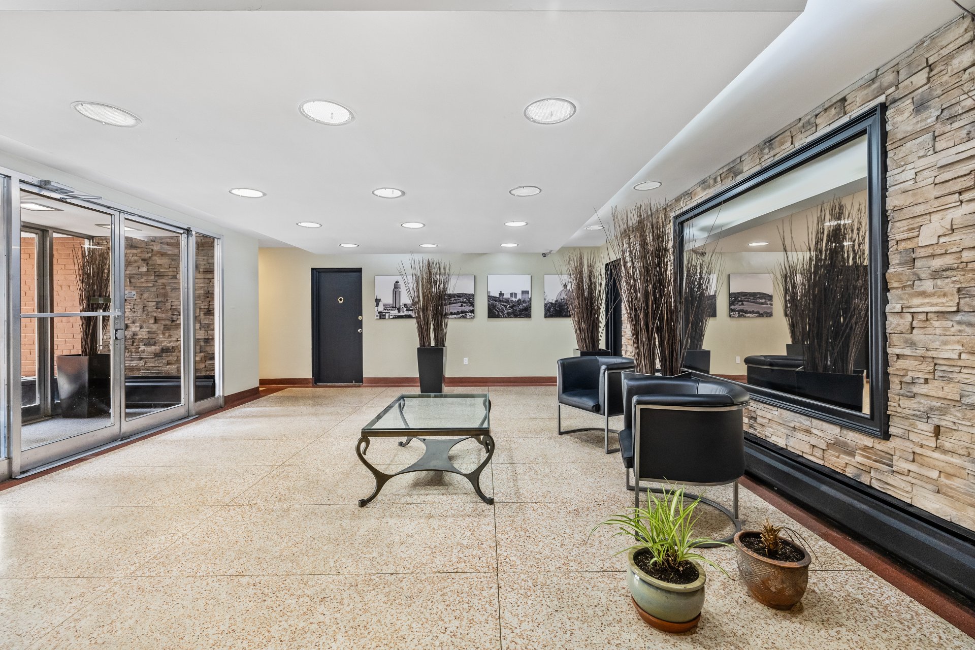 Hall – 3625, Av. Ridgewood, apt. 105