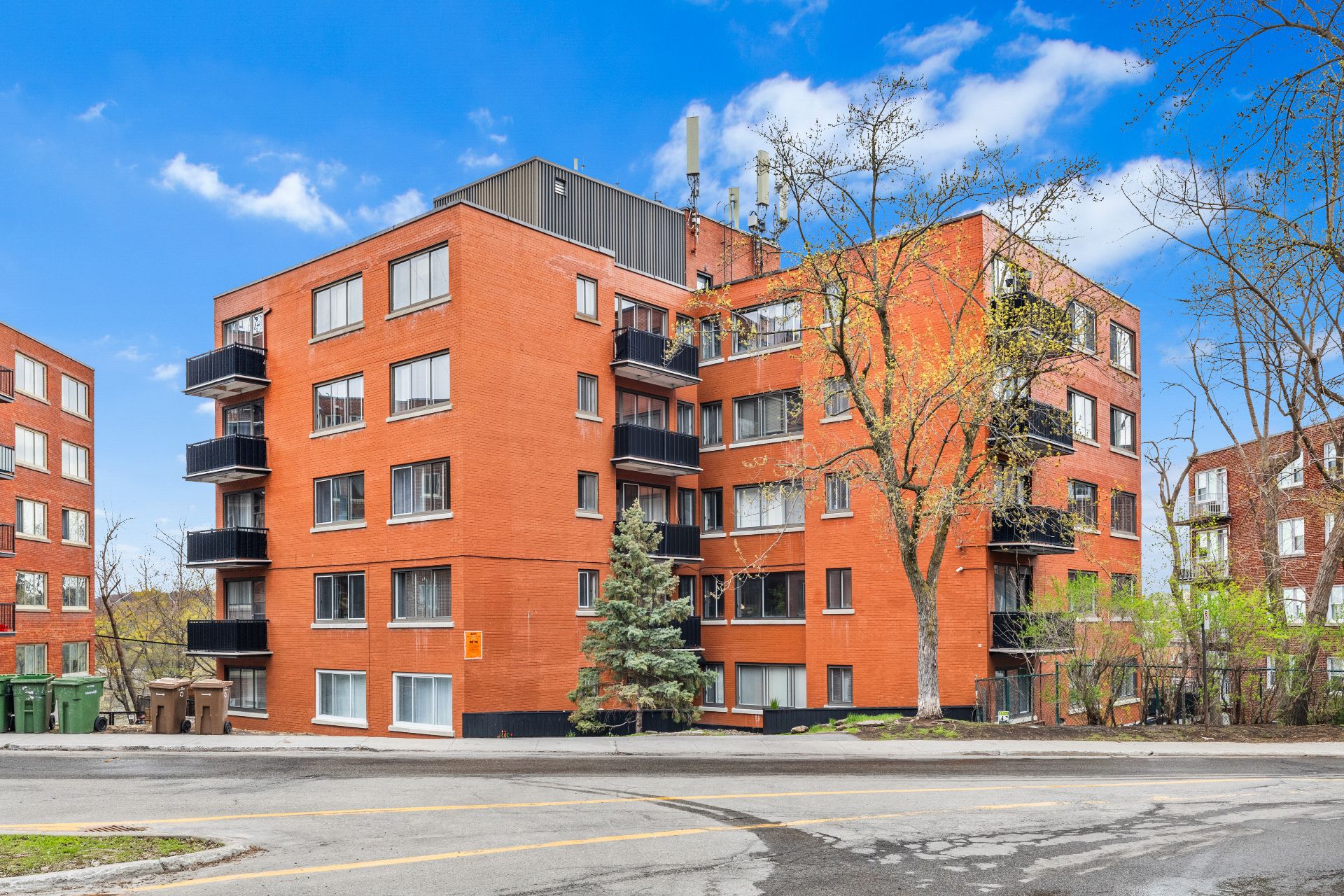 Frontage – 3625, Av. Ridgewood, apt. 105