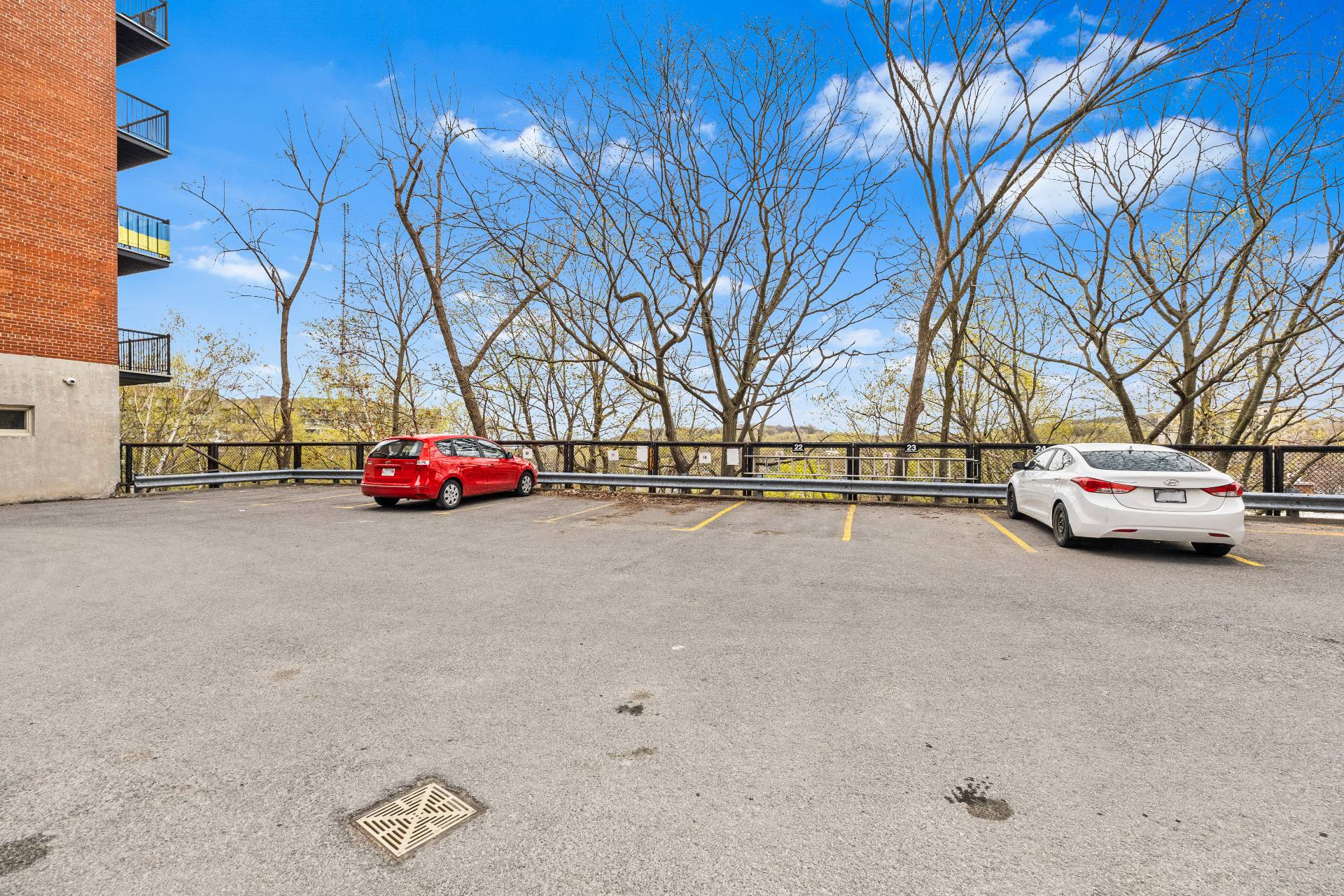 Parking – 3625, Av. Ridgewood, apt. 105