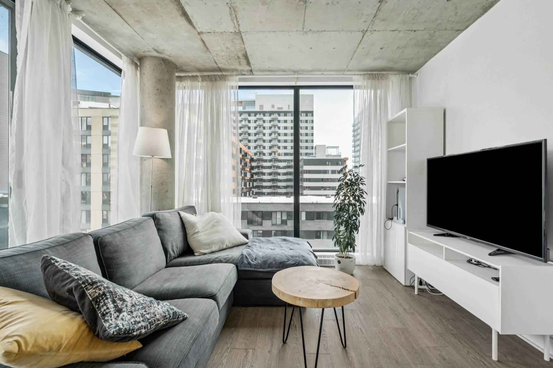 Living room – 1165, Rue Wellington, apt. 1209