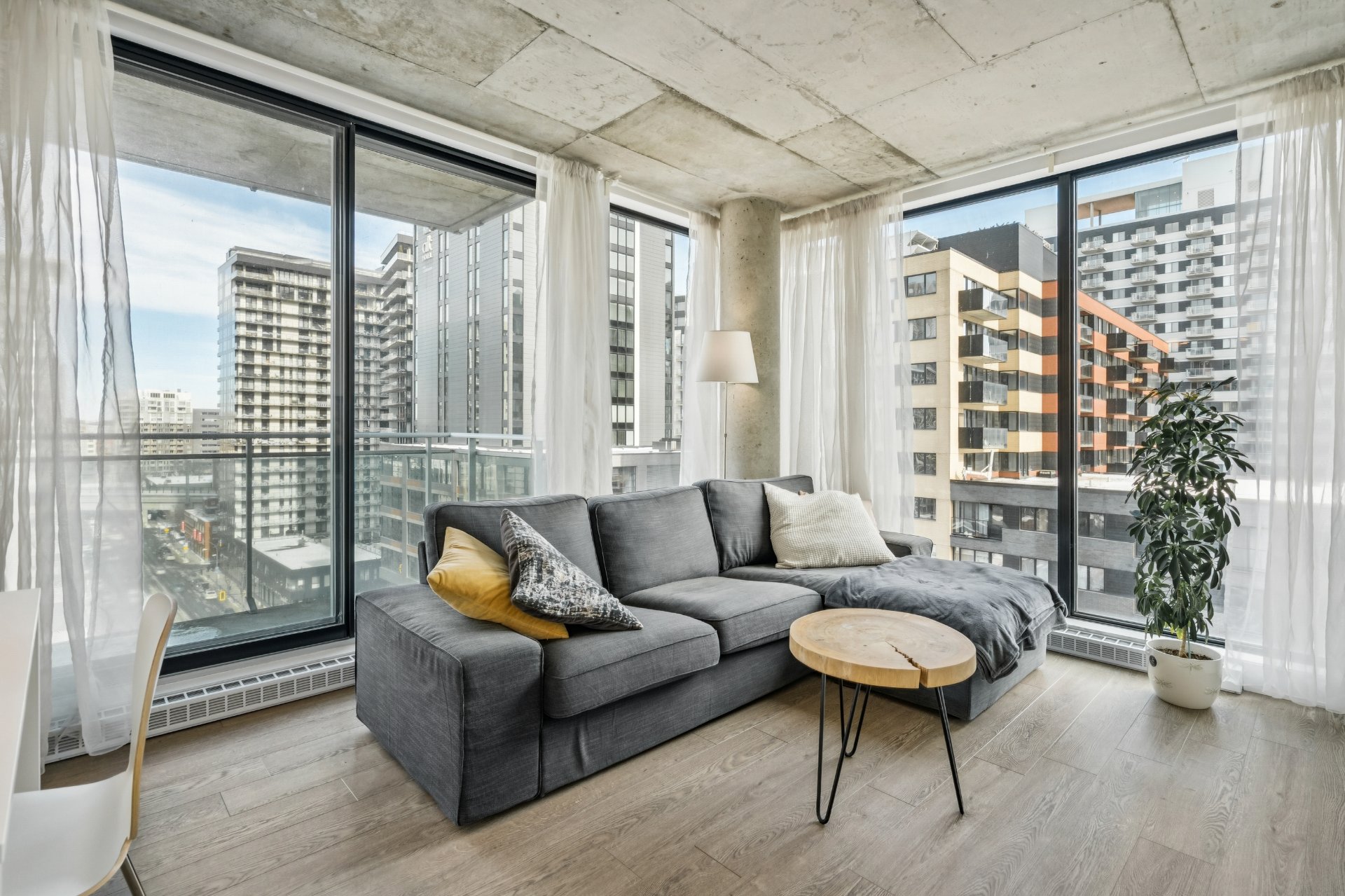 Living room – 1165, Rue Wellington, apt. 1209