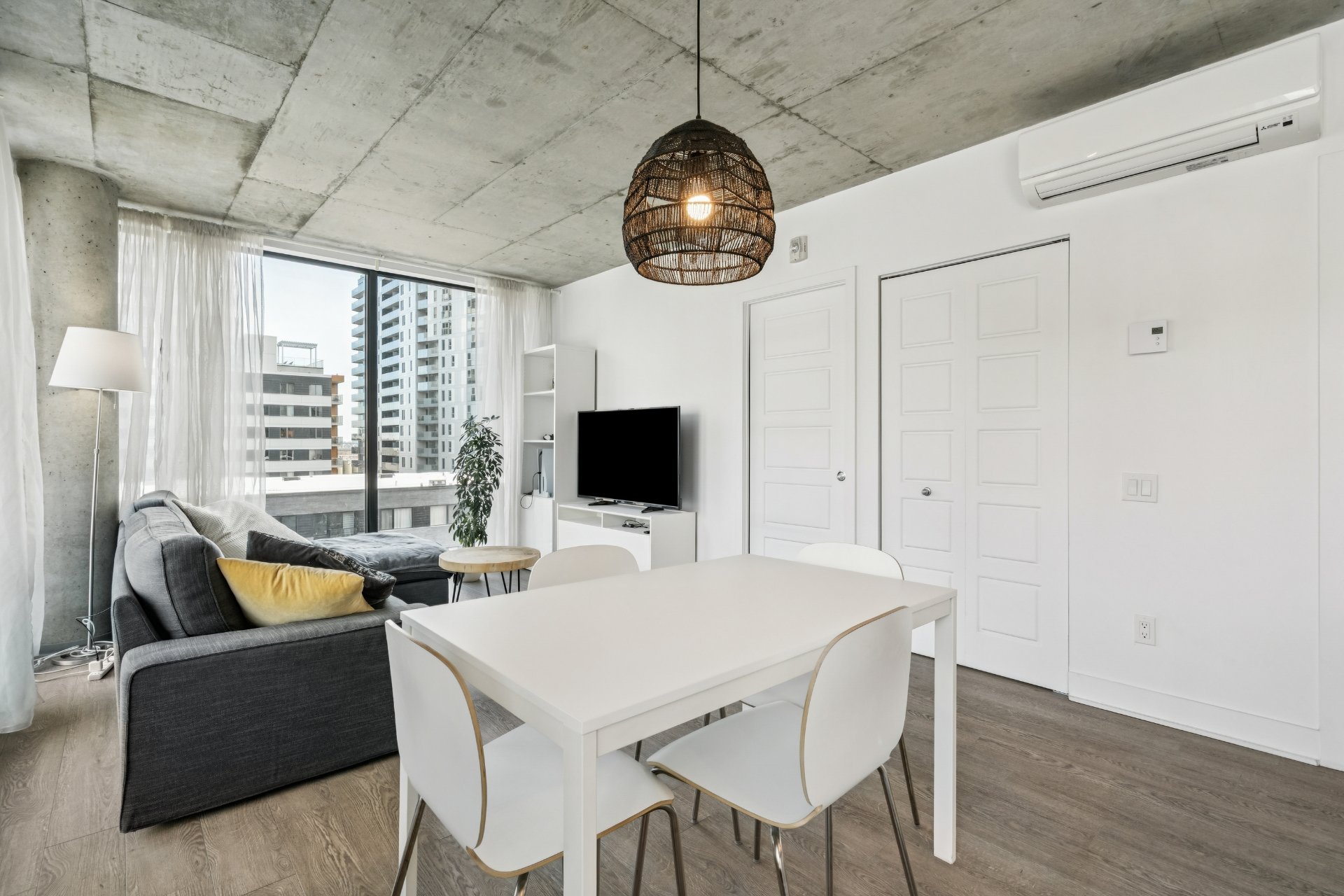 Dining room – 1165, Rue Wellington, apt. 1209