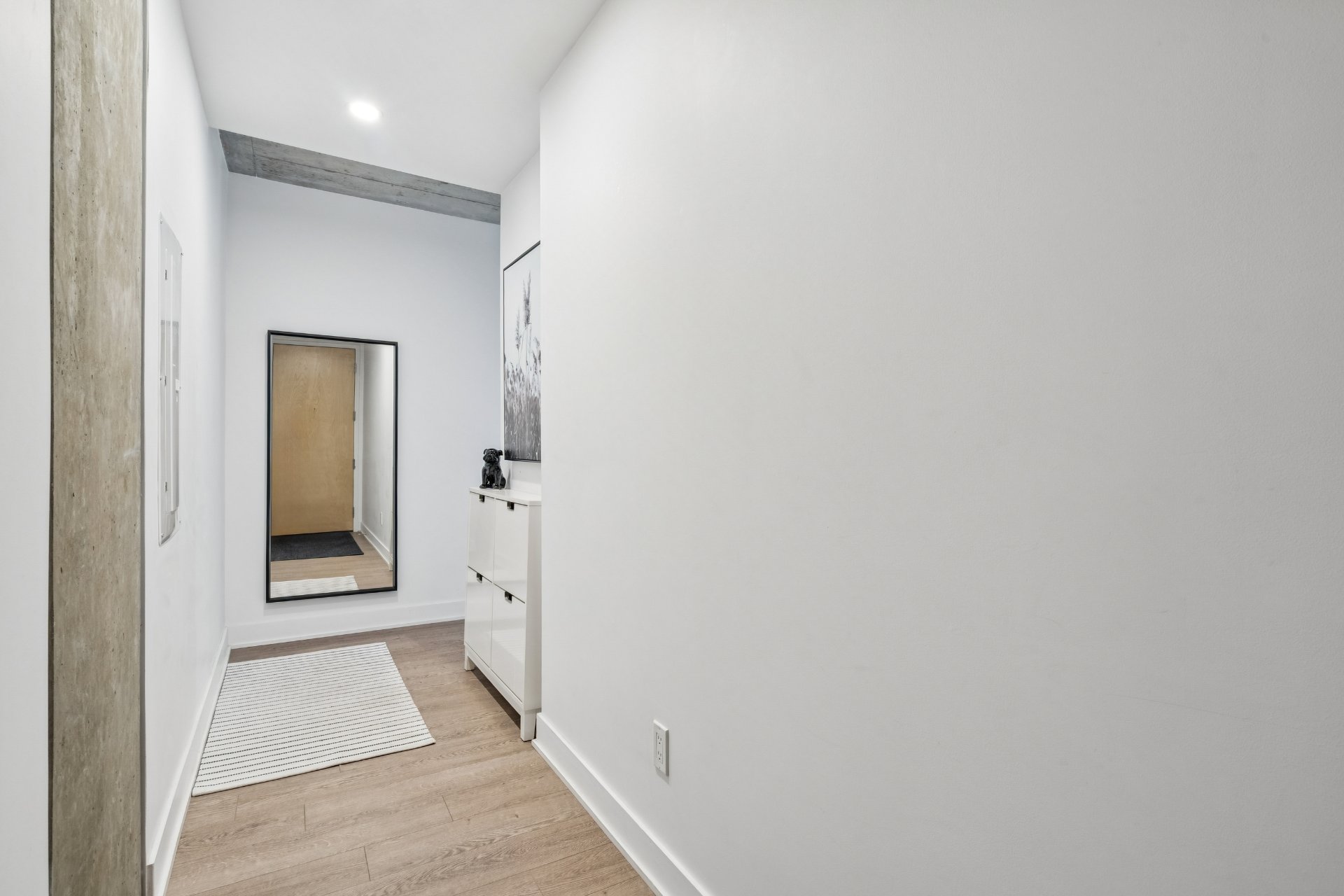Hall – 1165, Rue Wellington, apt. 1209