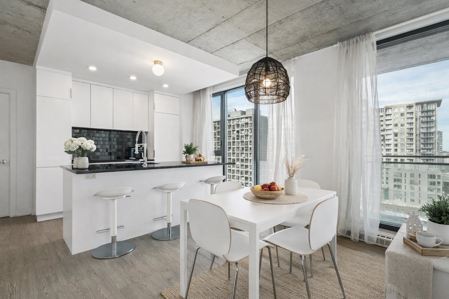 Dining room – 1165, Rue Wellington, apt. 1209