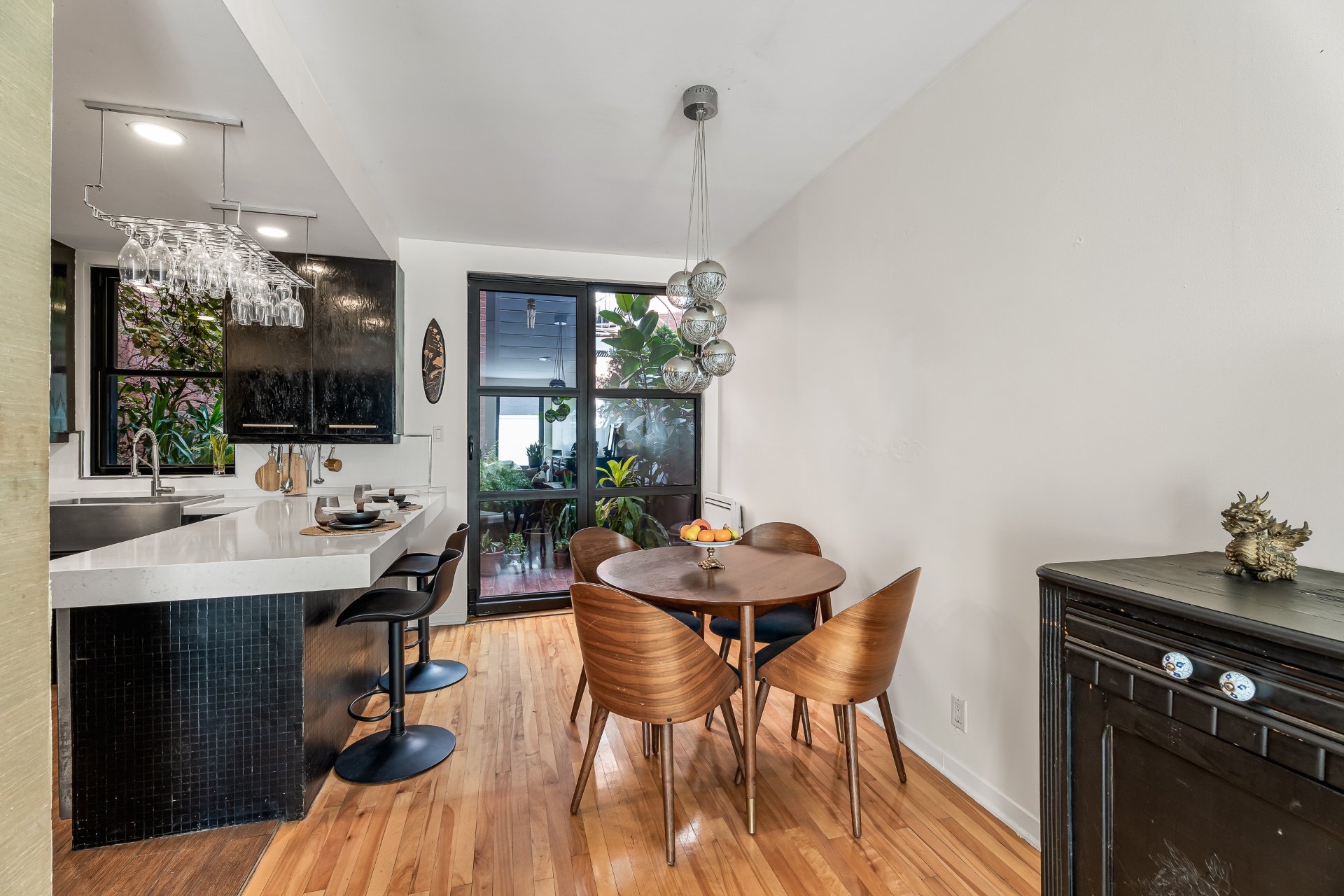 4215 Rue St-Christophe H2J2Y8 3
