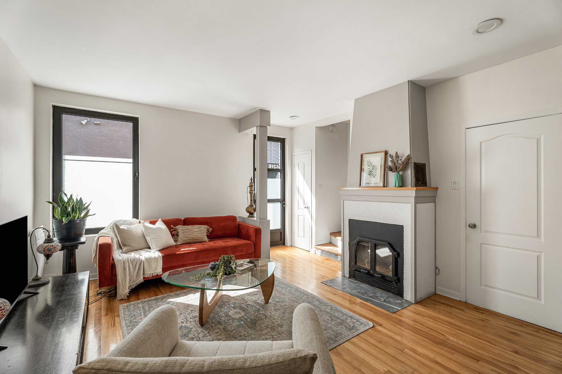 4215 Rue St-Christophe H2J2Y8 2