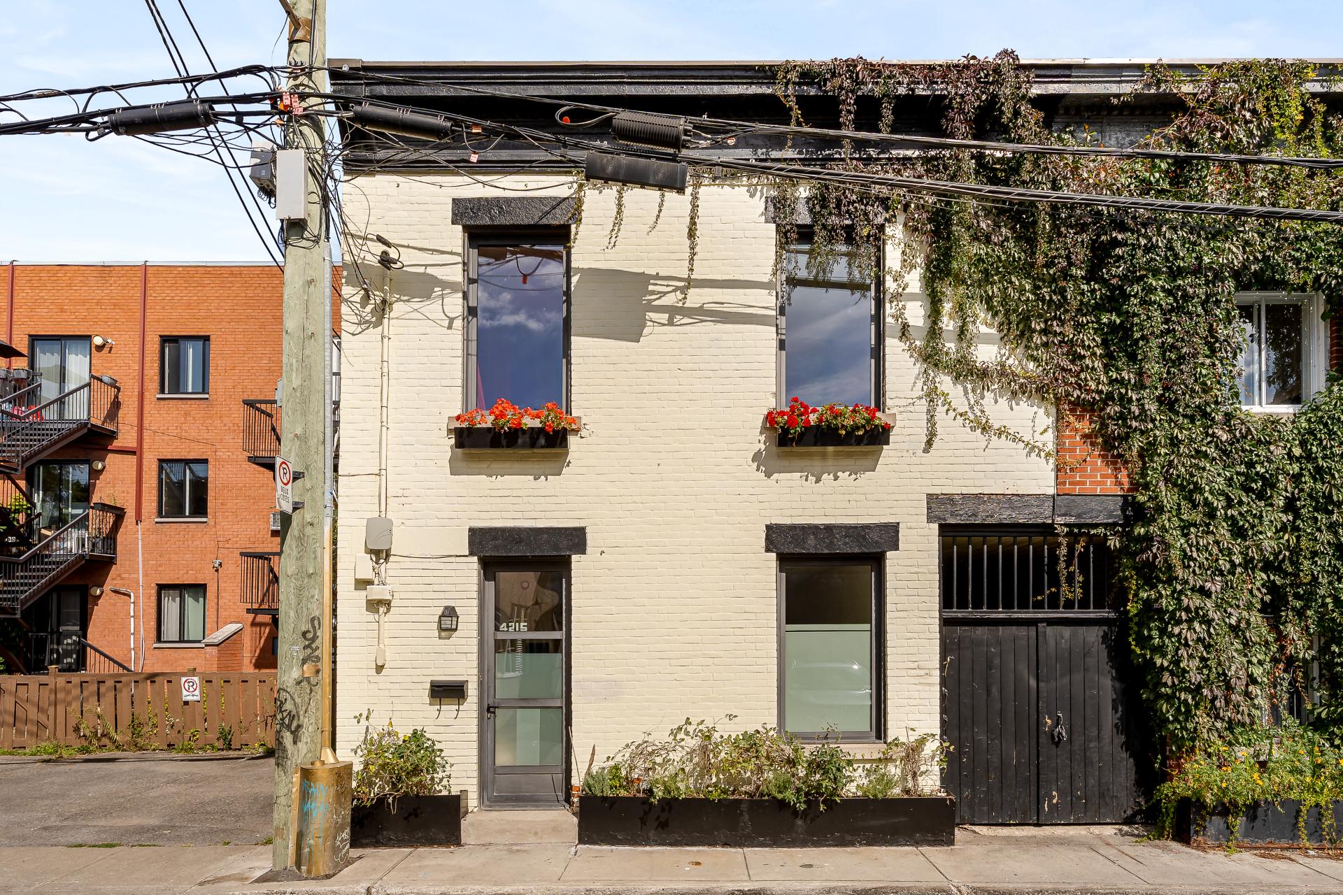 4215 Rue St-Christophe H2J2Y8
