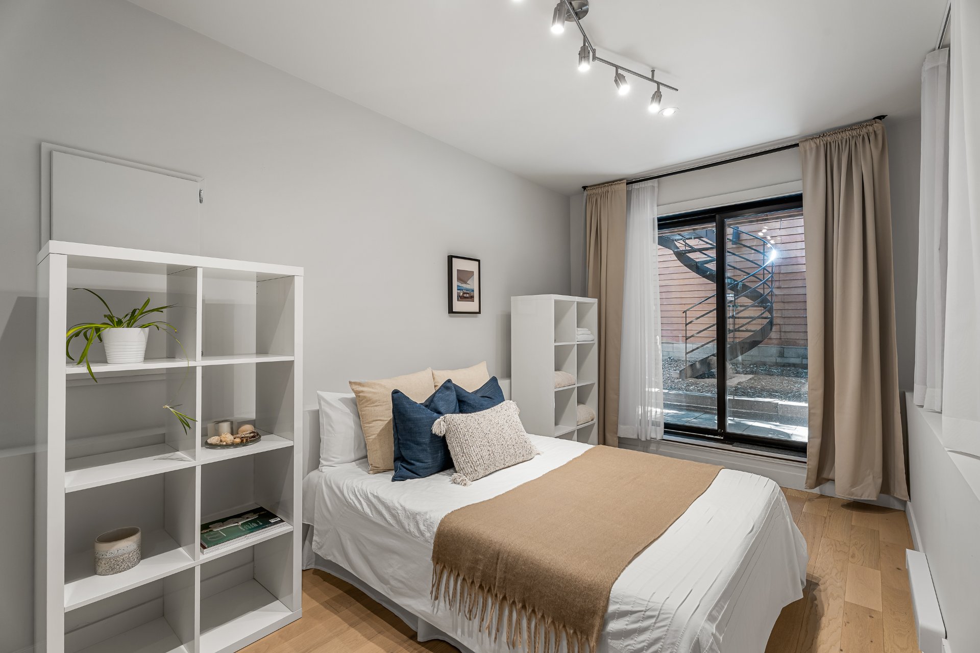 4048 Rue Cartier H2K4G4 miniature 16