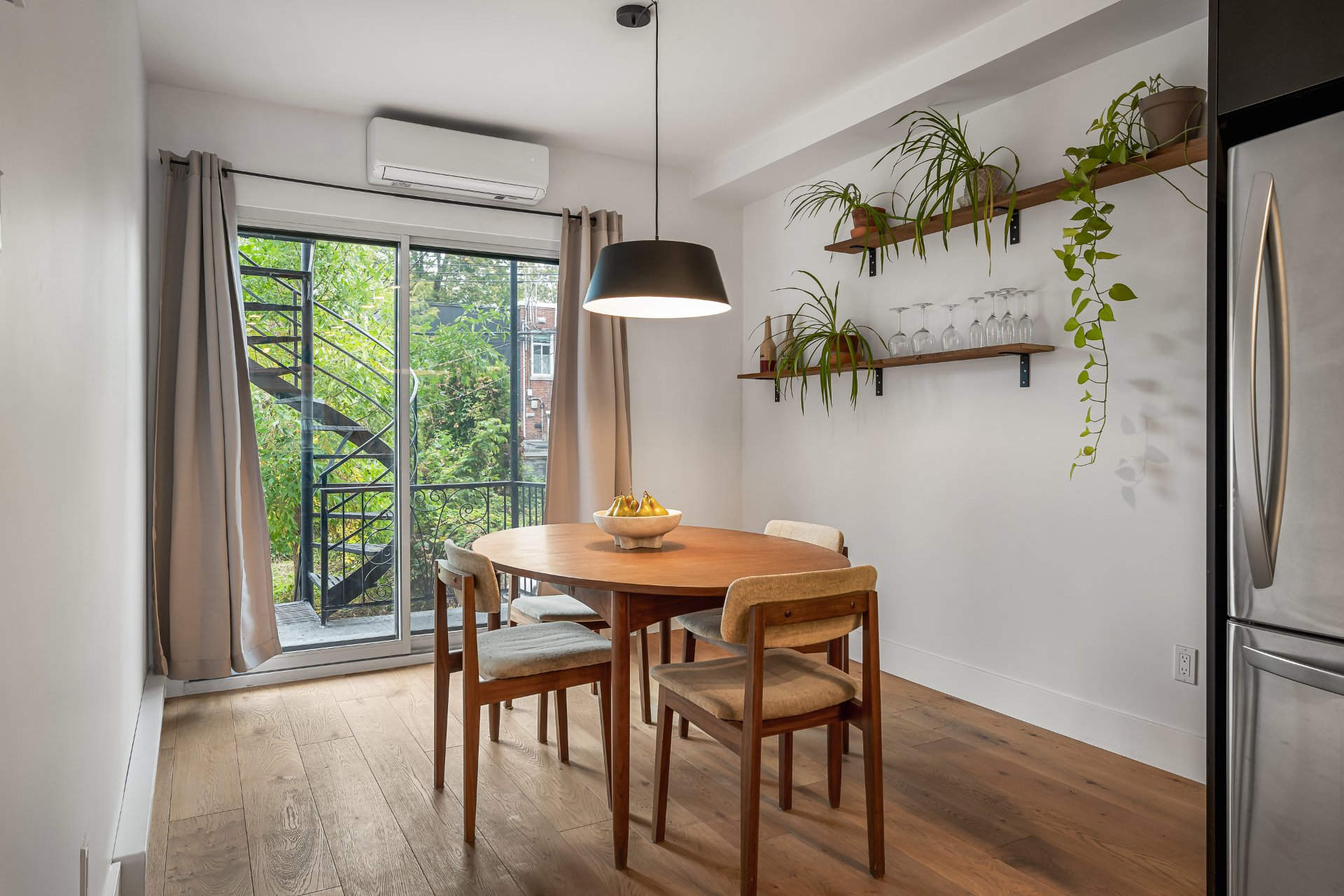 7225 Rue Fabre H2E2B3 4