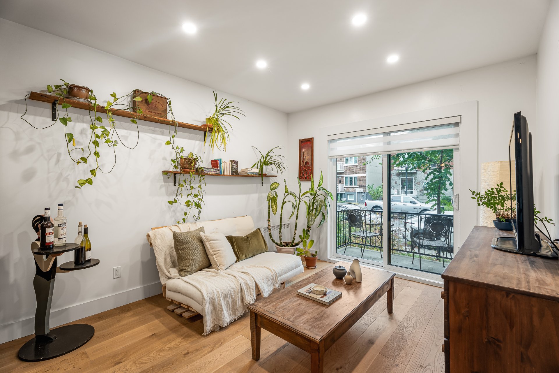 7225 Rue Fabre H2E2B3 2