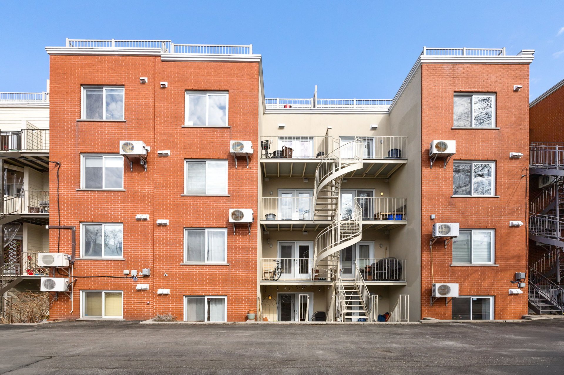 2244 Rue De Chambly H1W3J5 miniature 25