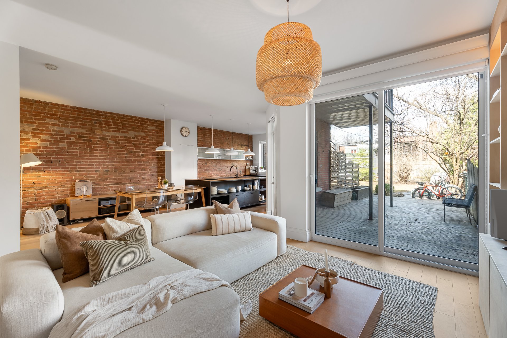 4567 Av. Christophe-Colomb H2J3G7 3