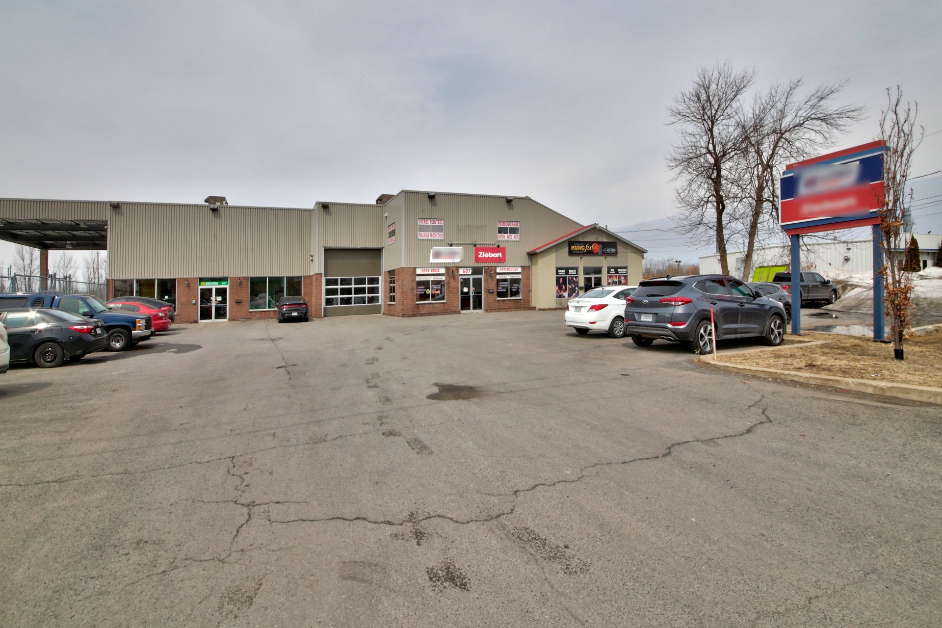 25635353 Frontage