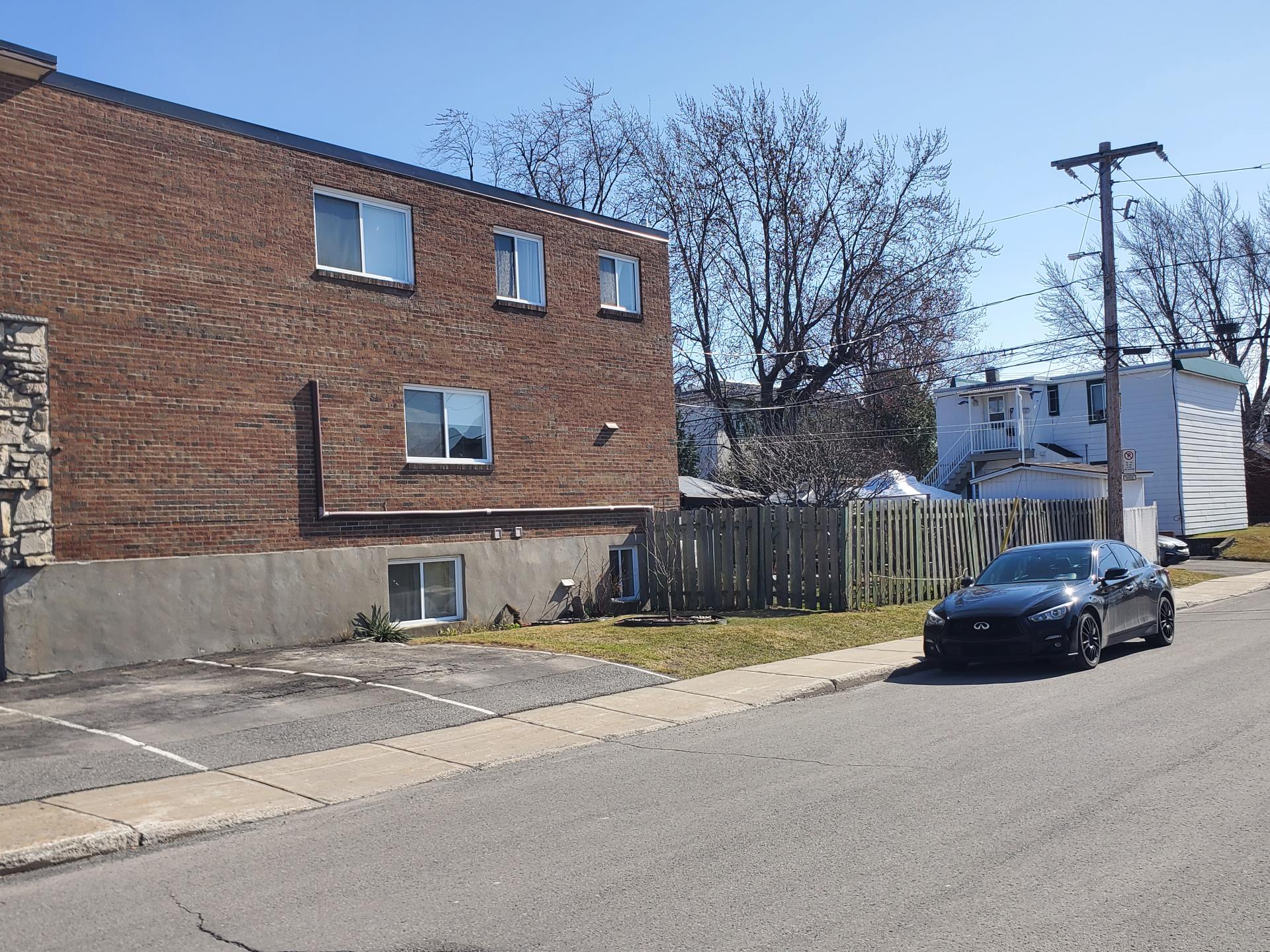 1860 Rue Favreau, Laval (Chomedey), Quebec H7T1X4, 3 Bedrooms Bedrooms, 13 Rooms Rooms,3 BathroomsBathrooms,Multi-family (2 to 5 units),For Sale,Rue Favreau,13168530