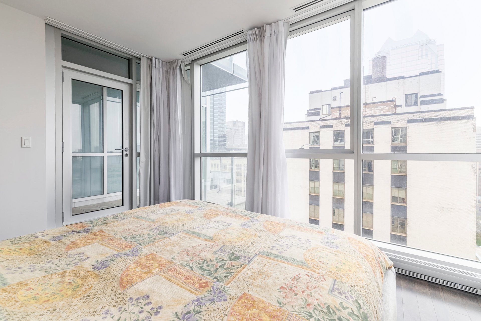 1225 Boul. Robert-Bourassa, Montréal (Ville-Marie), Quebec H3B9A9, 2 Chambres Chambres, 7 Chambres Chambres,2 Salle de bainSalle de bain,Résidentiel,A Louer,Boul. Robert-Bourassa,25019728