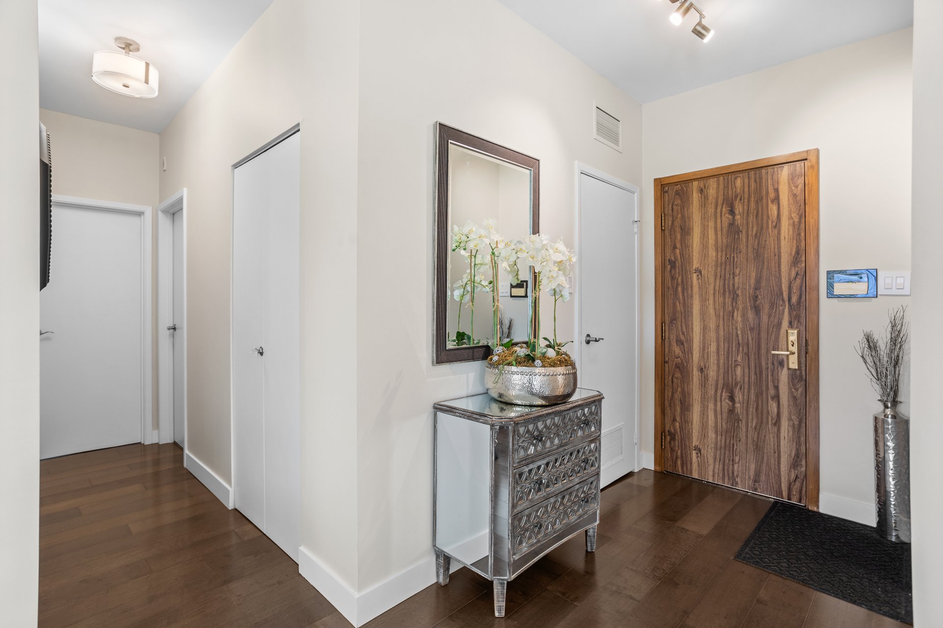 4520 Prom. Paton, Laval (Chomedey), Quebec H7W4X1, 2 Bedrooms Bedrooms, 6 Rooms Rooms,2 BathroomsBathrooms,Residential,For Sale,Prom. Paton,9852355