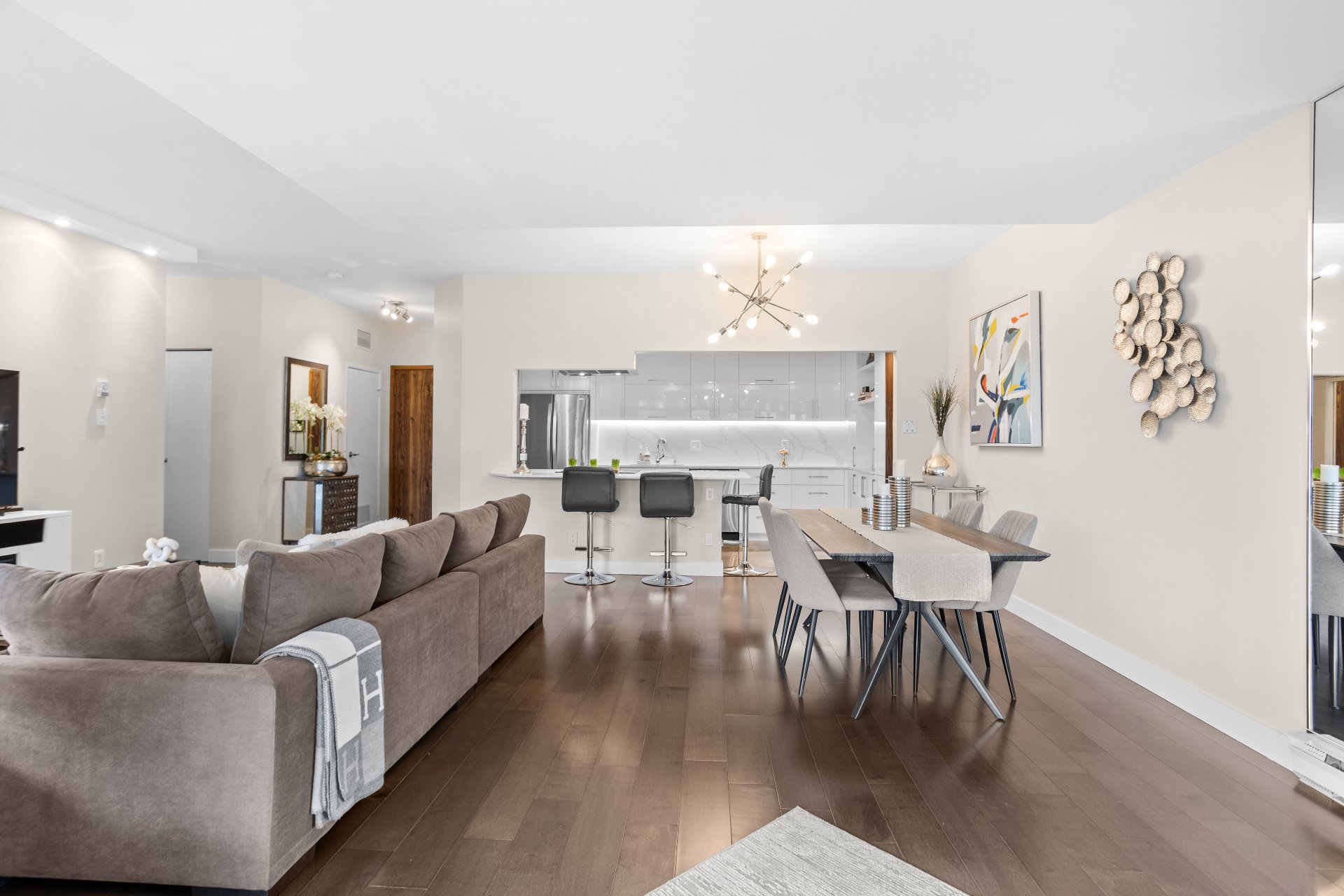 4520 Prom. Paton, Laval (Chomedey), Quebec H7W4X1, 2 Bedrooms Bedrooms, 6 Rooms Rooms,2 BathroomsBathrooms,Residential,For Sale,Prom. Paton,9852355