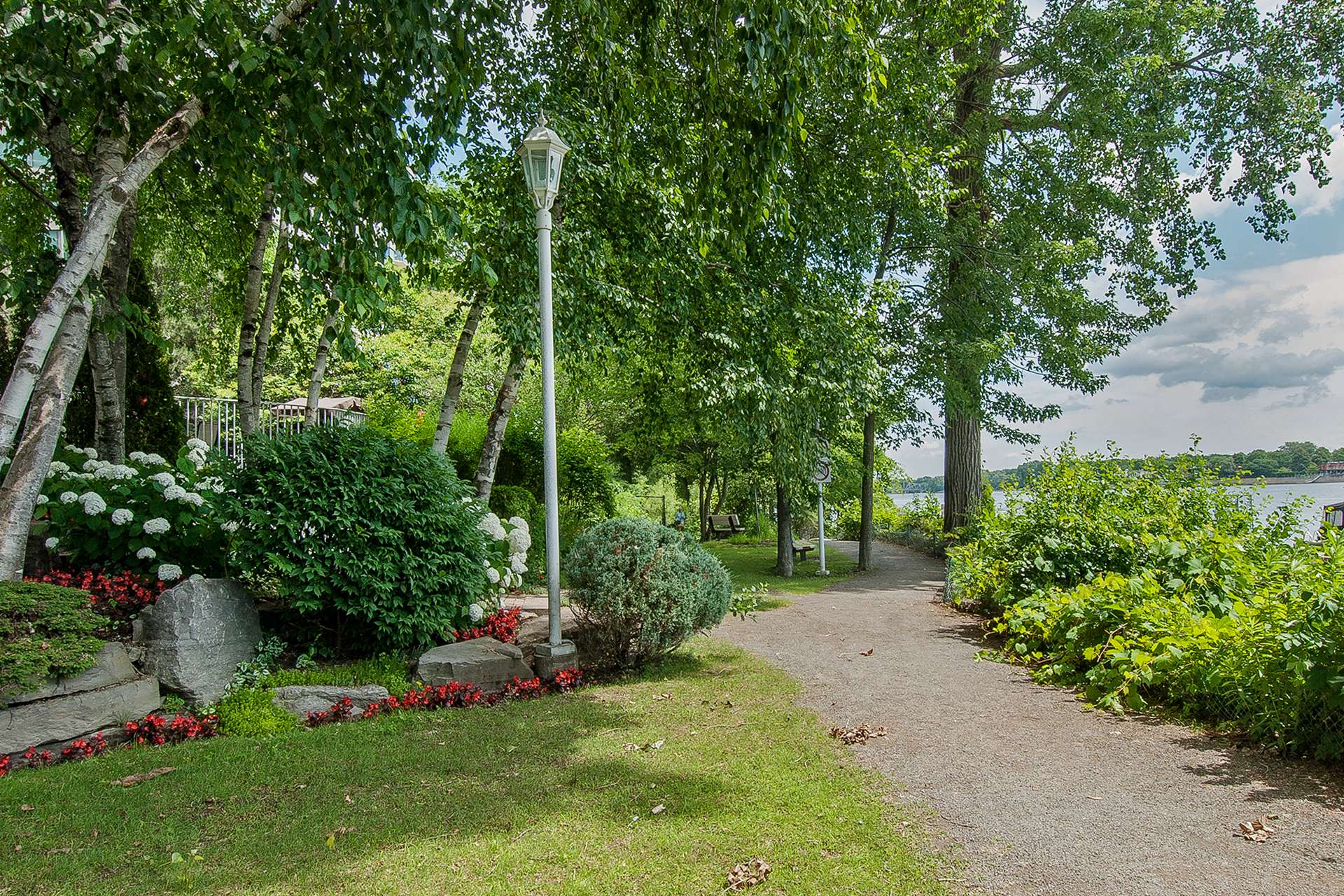 4520 Prom. Paton, Laval (Chomedey), Quebec H7W4X1, 2 Bedrooms Bedrooms, 6 Rooms Rooms,2 BathroomsBathrooms,Residential,For Sale,Prom. Paton,9852355