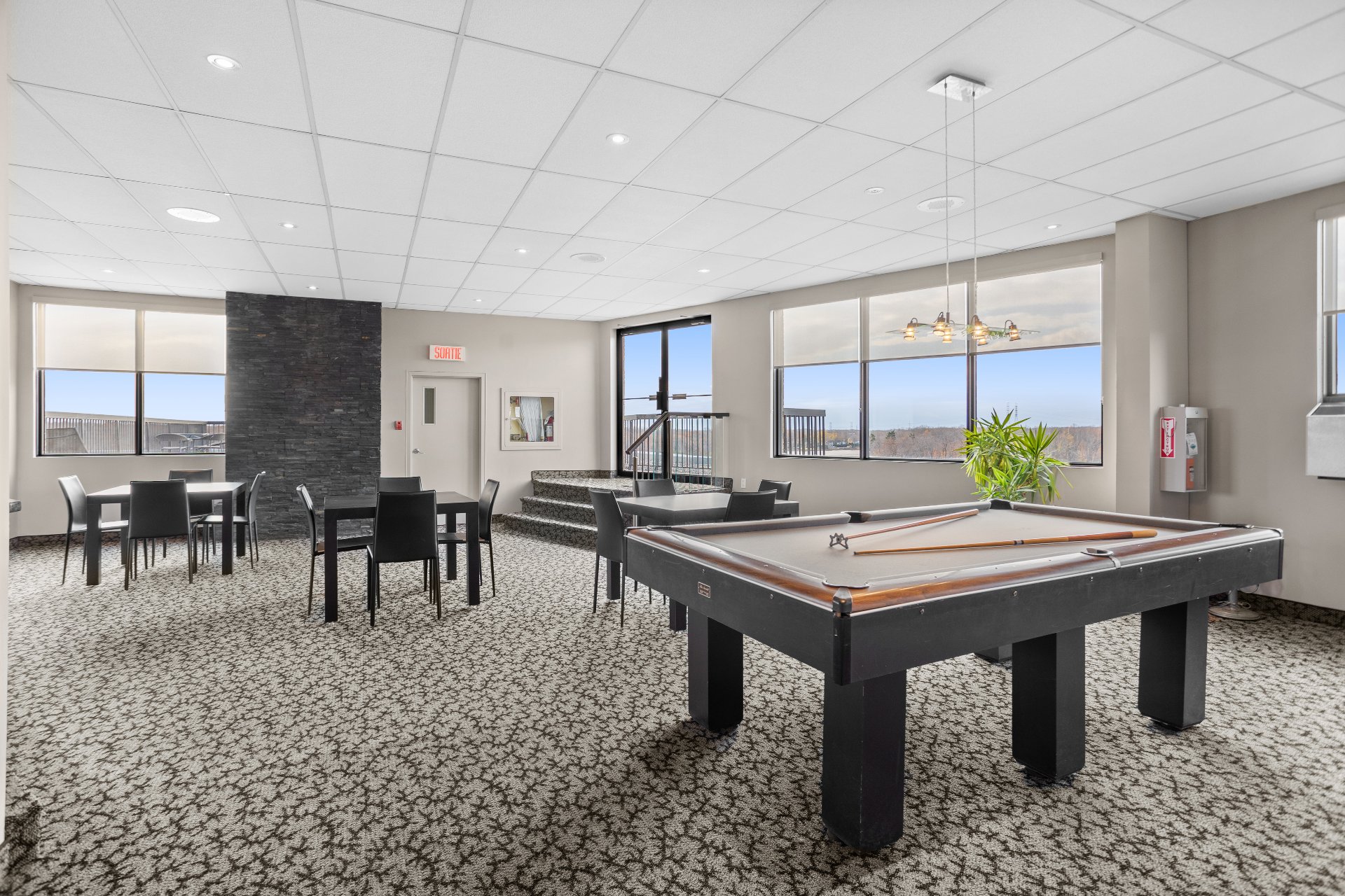 4520 Prom. Paton, Laval (Chomedey), Quebec H7W4X1, 2 Bedrooms Bedrooms, 6 Rooms Rooms,2 BathroomsBathrooms,Residential,For Sale,Prom. Paton,9852355