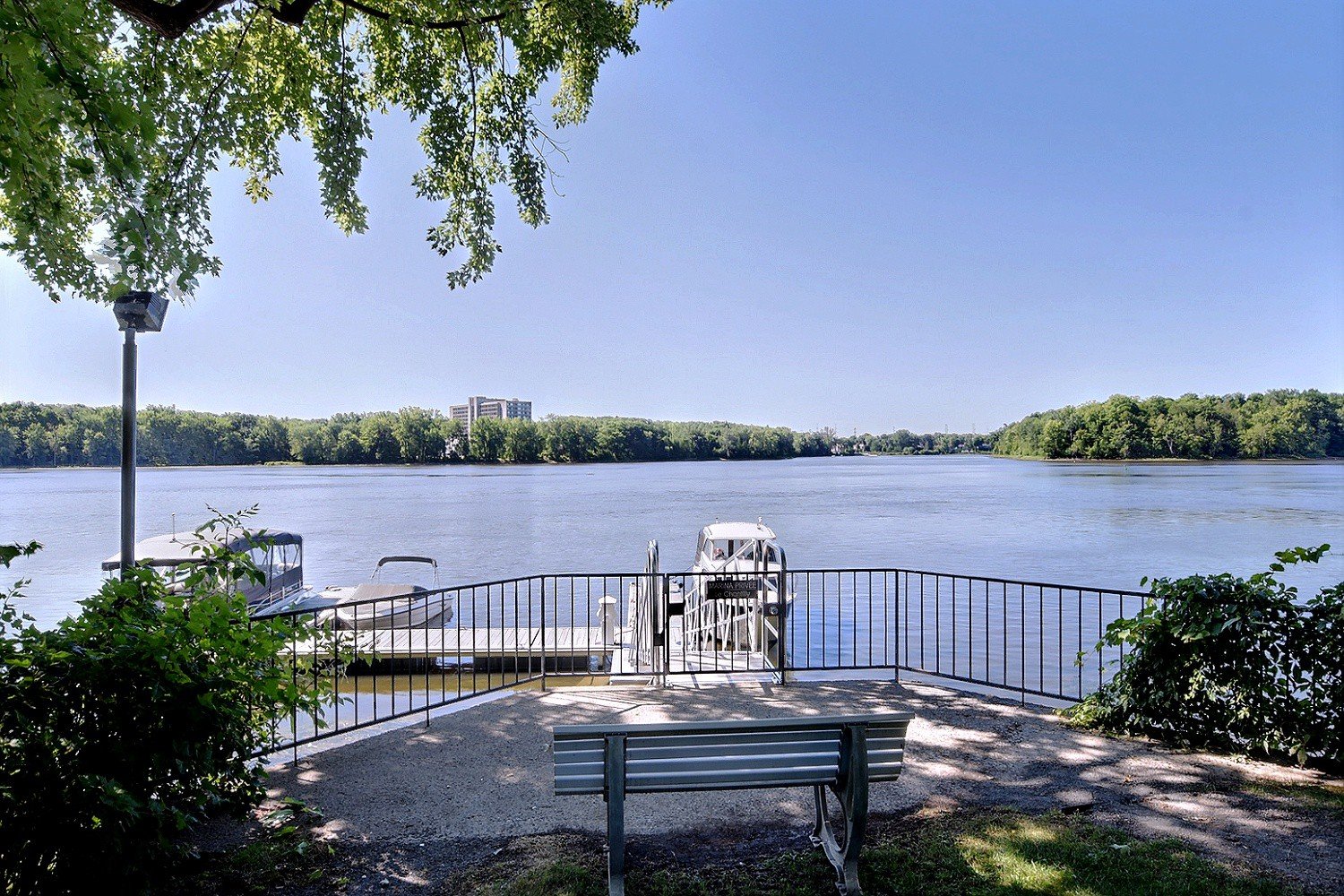 4520 Prom. Paton, Laval (Chomedey), Quebec H7W4X1, 2 Bedrooms Bedrooms, 6 Rooms Rooms,2 BathroomsBathrooms,Residential,For Sale,Prom. Paton,9852355