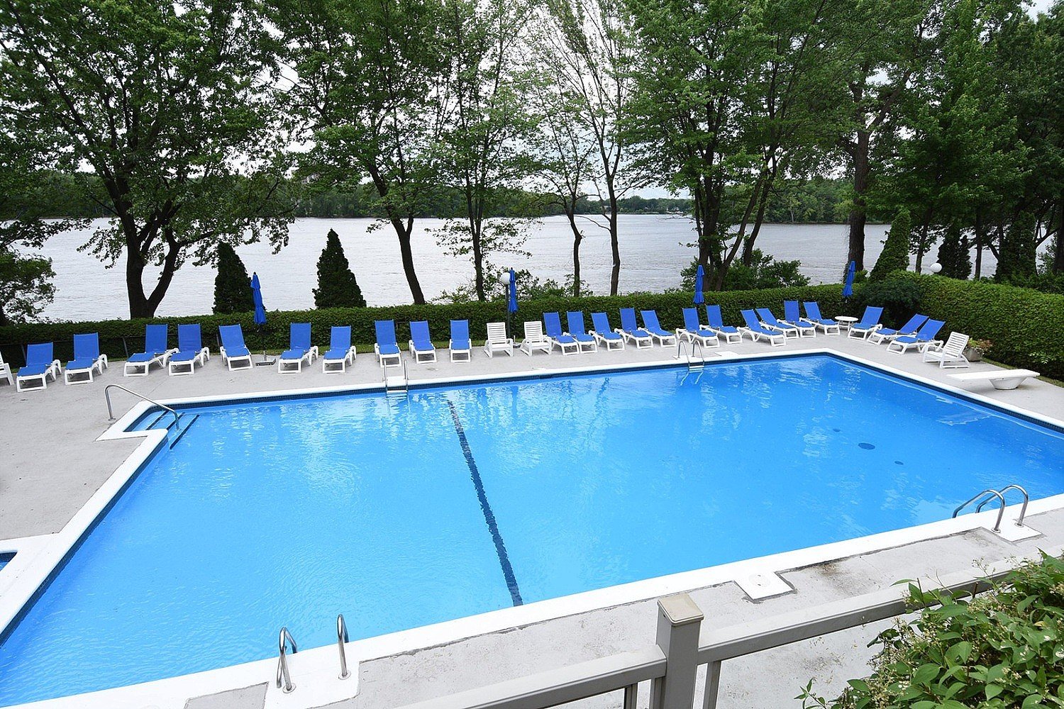 4520 Prom. Paton, Laval (Chomedey), Quebec H7W4X1, 2 Bedrooms Bedrooms, 6 Rooms Rooms,2 BathroomsBathrooms,Residential,For Sale,Prom. Paton,9852355