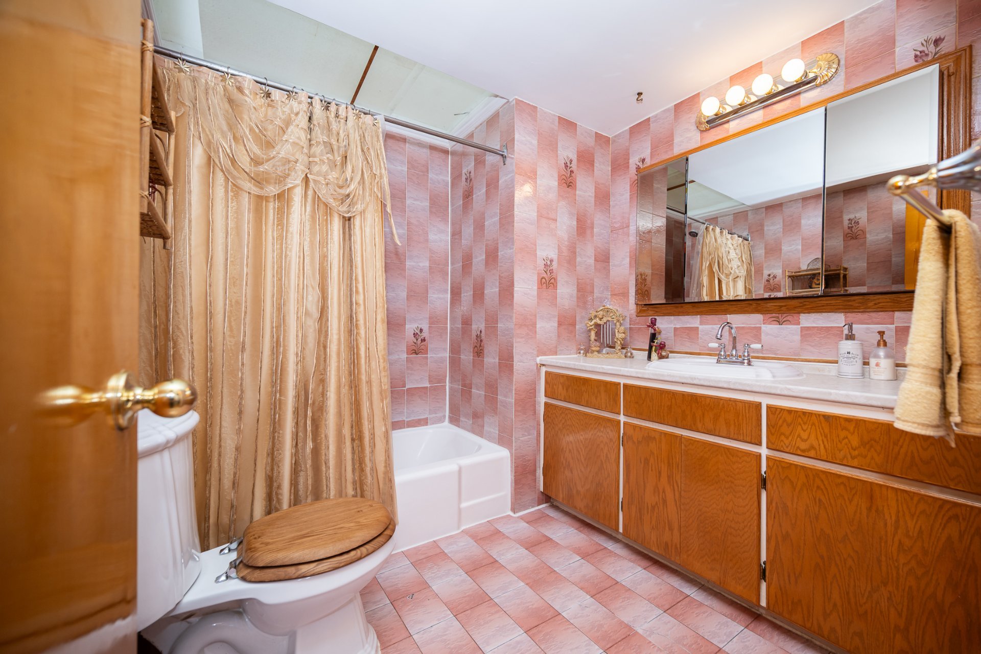 9610 Rue D'Iberville 9612, Montréal (Ahuntsic-Cartierville), Quebec H2B2T3, 4 Bedrooms Bedrooms, 7 Rooms Rooms,2 BathroomsBathrooms,Multi-family (2 to 5 units),For Sale,Rue D'Iberville,18124131