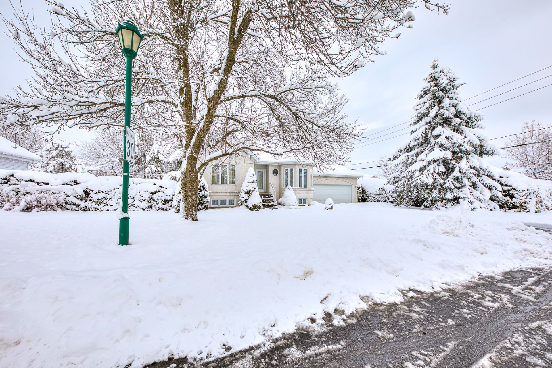 2 Rue des Pistoles, Blainville, Quebec J7C5B2, 3 Bedrooms Bedrooms, 12 Rooms Rooms,2 BathroomsBathrooms,Residential,For Sale,Rue des Pistoles,21037909