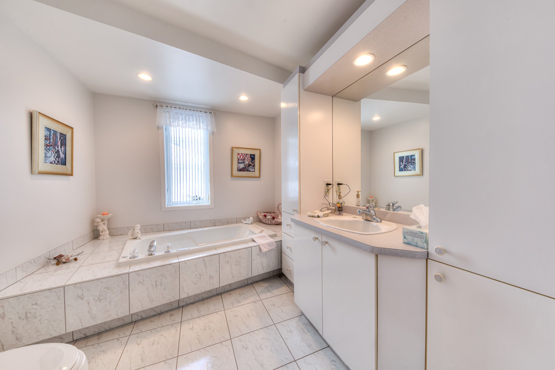 2 Rue des Pistoles, Blainville, Quebec J7C5B2, 3 Bedrooms Bedrooms, 12 Rooms Rooms,2 BathroomsBathrooms,Residential,For Sale,Rue des Pistoles,21037909