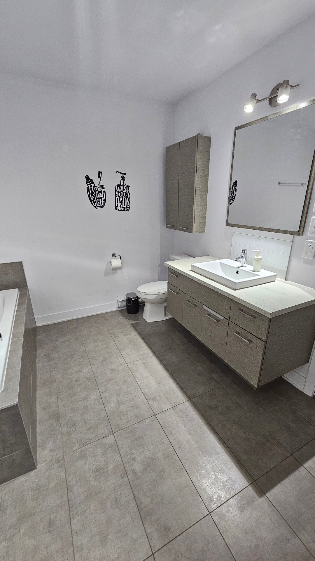 3725 Av. Jean-Béraud, Laval (Chomedey), Quebec H7T0K6, 2 Bedrooms Bedrooms, 9 Rooms Rooms,1 BathroomBathrooms,Residential,For Rent,Av. Jean-Béraud,9368870