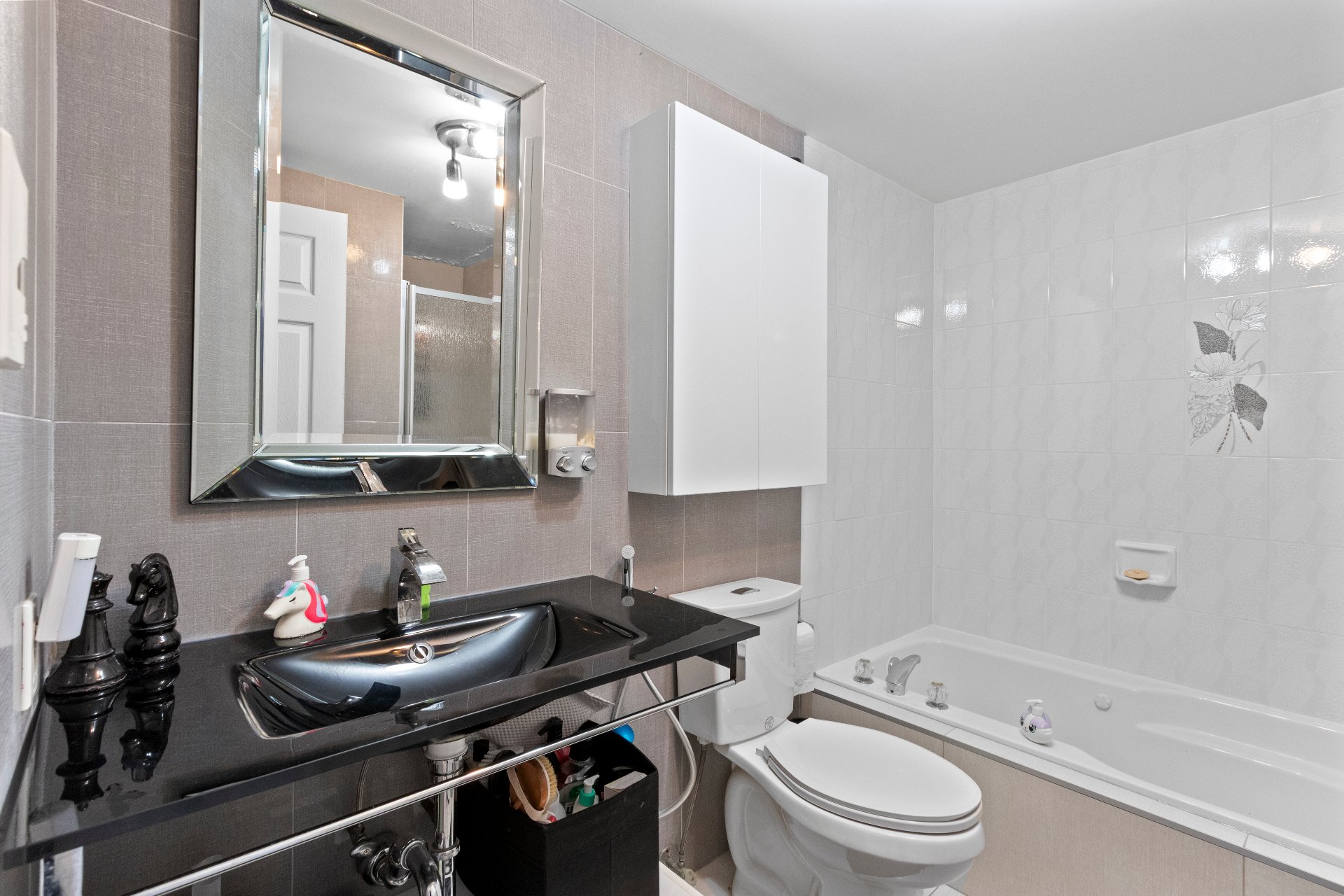 1004 Rue Thierry, Montréal (LaSalle), Quebec H8N2Y6, 2 Bedrooms Bedrooms, 8 Rooms Rooms,1 BathroomBathrooms,Residential,For Rent,Rue Thierry,21159283