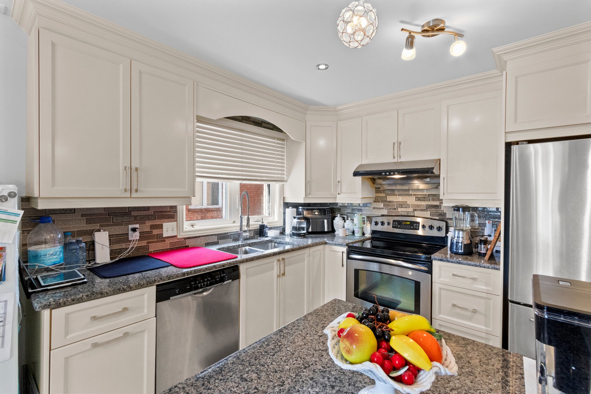 1004 Rue Thierry, Montréal (LaSalle), Quebec H8N2Y6, 2 Bedrooms Bedrooms, 8 Rooms Rooms,1 BathroomBathrooms,Residential,For Rent,Rue Thierry,21159283