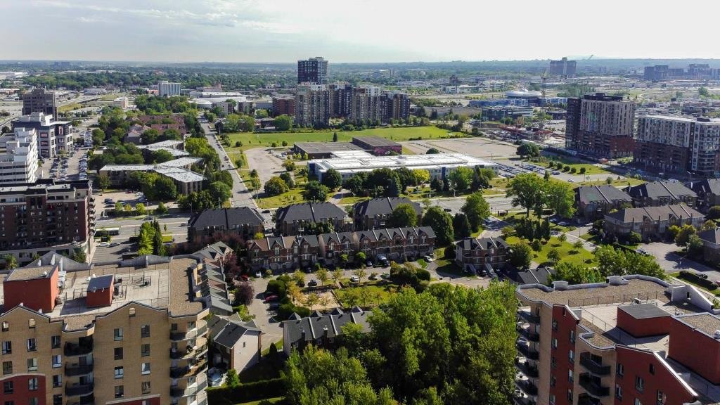 3330 Boul. Le Carrefour, Laval (Chomedey), Quebec H7T0B8, 2 Bedrooms Bedrooms, 5 Rooms Rooms,1 BathroomBathrooms,Residential,For Rent,Boul. Le Carrefour,14939124