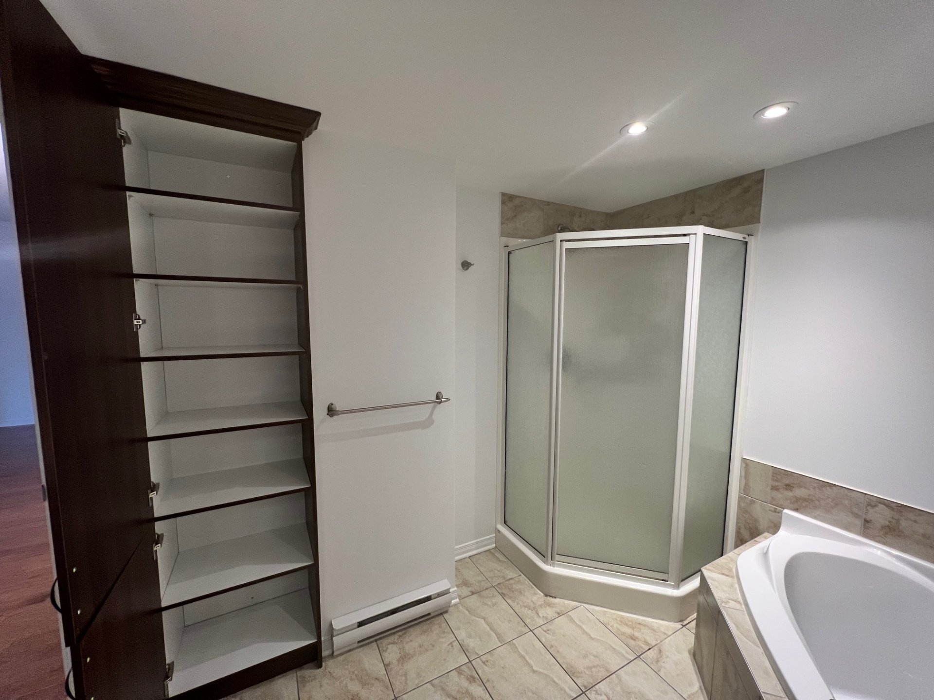 3330 Boul. Le Carrefour, Laval (Chomedey), Quebec H7T0B8, 2 Bedrooms Bedrooms, 5 Rooms Rooms,1 BathroomBathrooms,Residential,For Rent,Boul. Le Carrefour,14939124