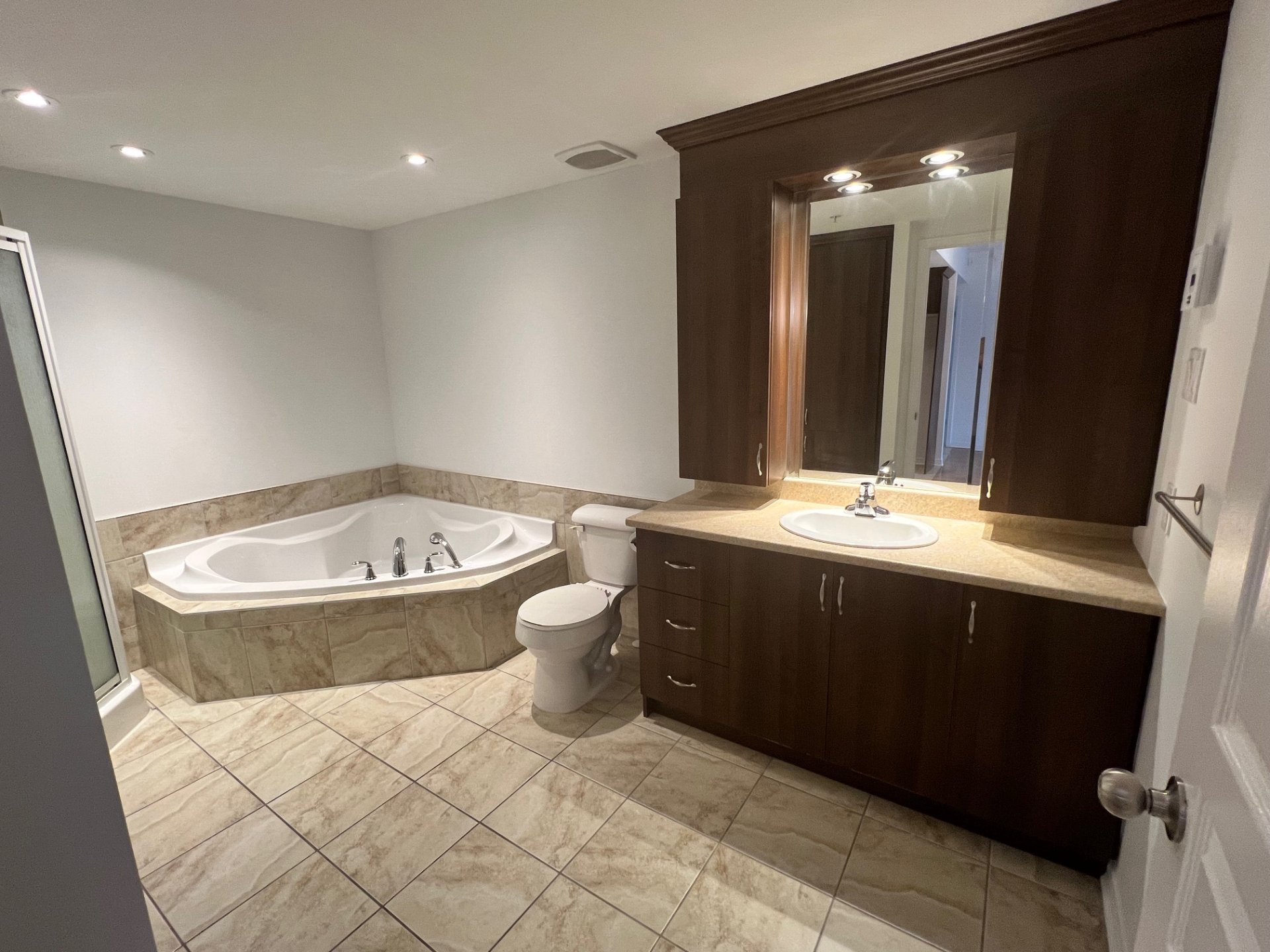 3330 Boul. Le Carrefour, Laval (Chomedey), Quebec H7T0B8, 2 Bedrooms Bedrooms, 5 Rooms Rooms,1 BathroomBathrooms,Residential,For Rent,Boul. Le Carrefour,14939124