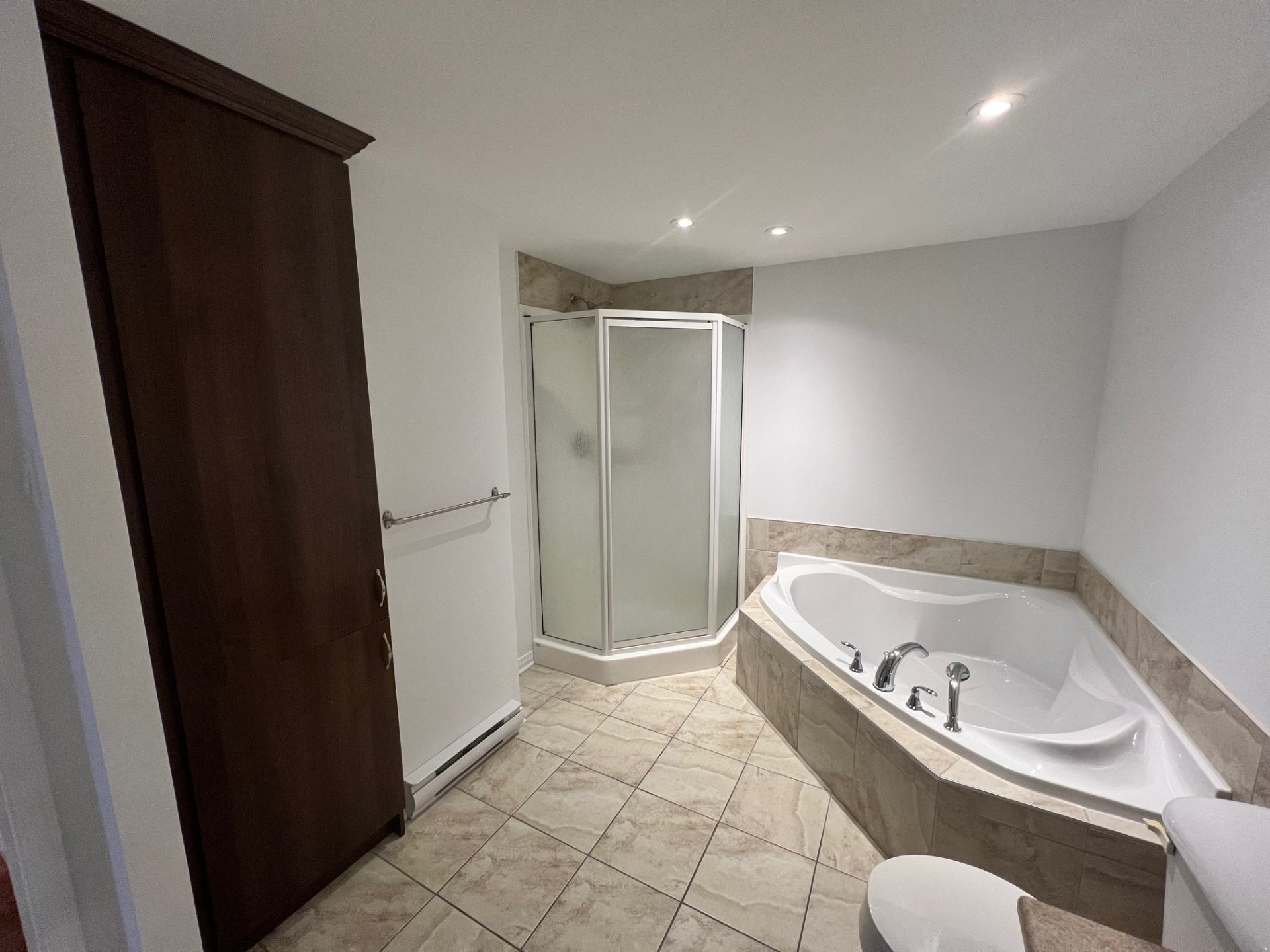 3330 Boul. Le Carrefour, Laval (Chomedey), Quebec H7T0B8, 2 Bedrooms Bedrooms, 5 Rooms Rooms,1 BathroomBathrooms,Residential,For Rent,Boul. Le Carrefour,14939124