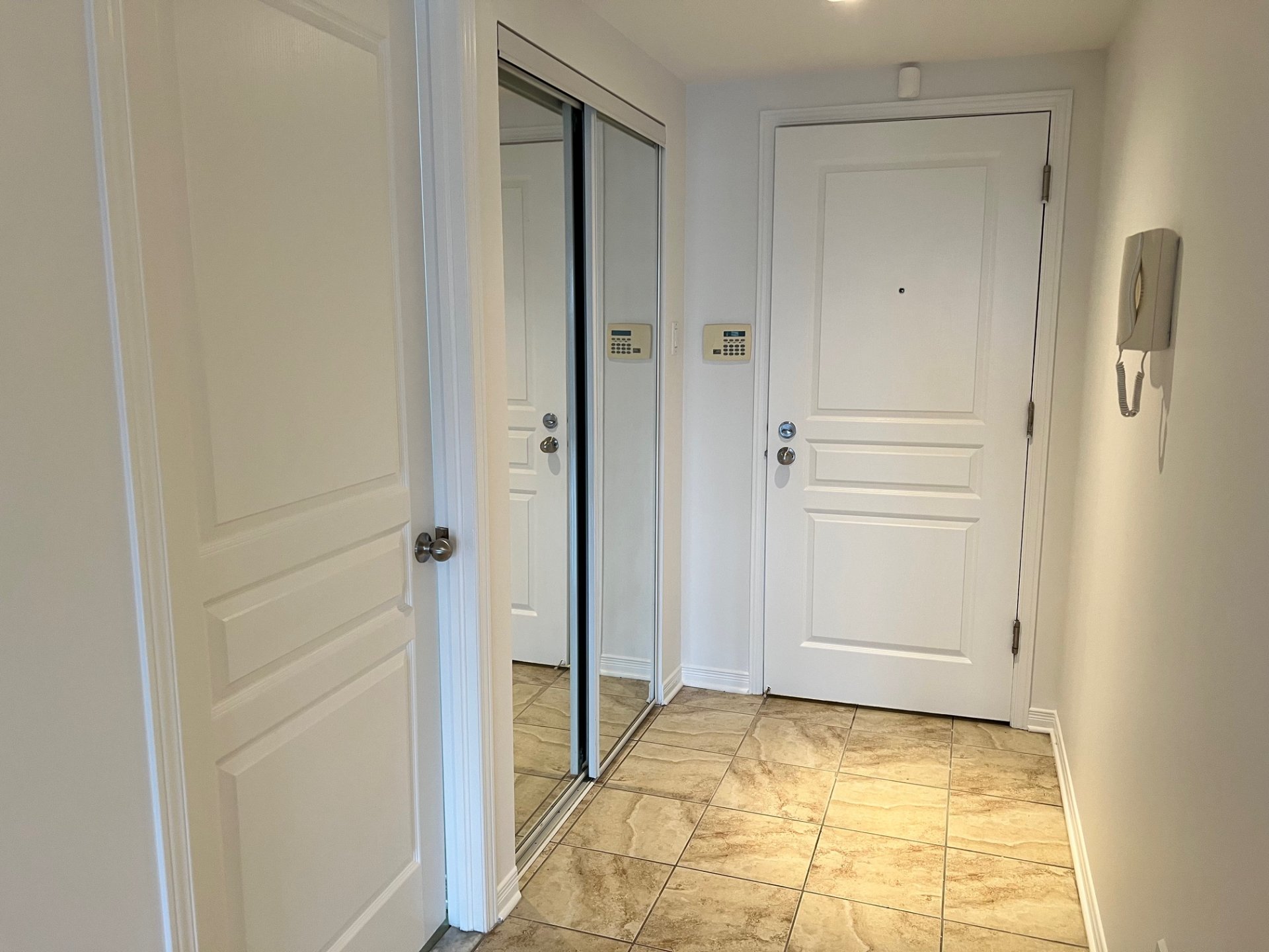 3330 Boul. Le Carrefour, Laval (Chomedey), Quebec H7T0B8, 2 Bedrooms Bedrooms, 5 Rooms Rooms,1 BathroomBathrooms,Residential,For Rent,Boul. Le Carrefour,14939124