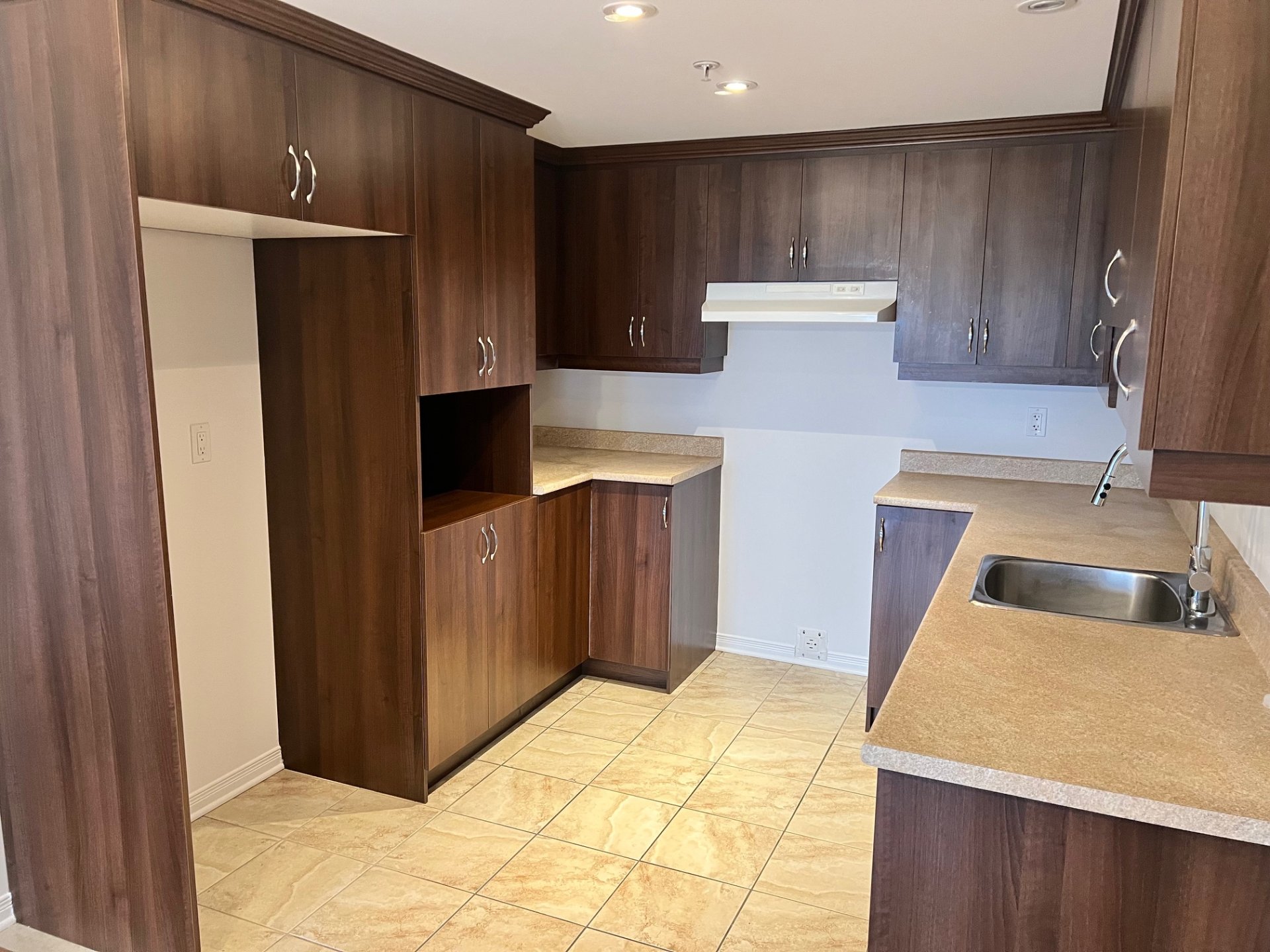 3330 Boul. Le Carrefour, Laval (Chomedey), Quebec H7T0B8, 2 Bedrooms Bedrooms, 5 Rooms Rooms,1 BathroomBathrooms,Residential,For Rent,Boul. Le Carrefour,14939124