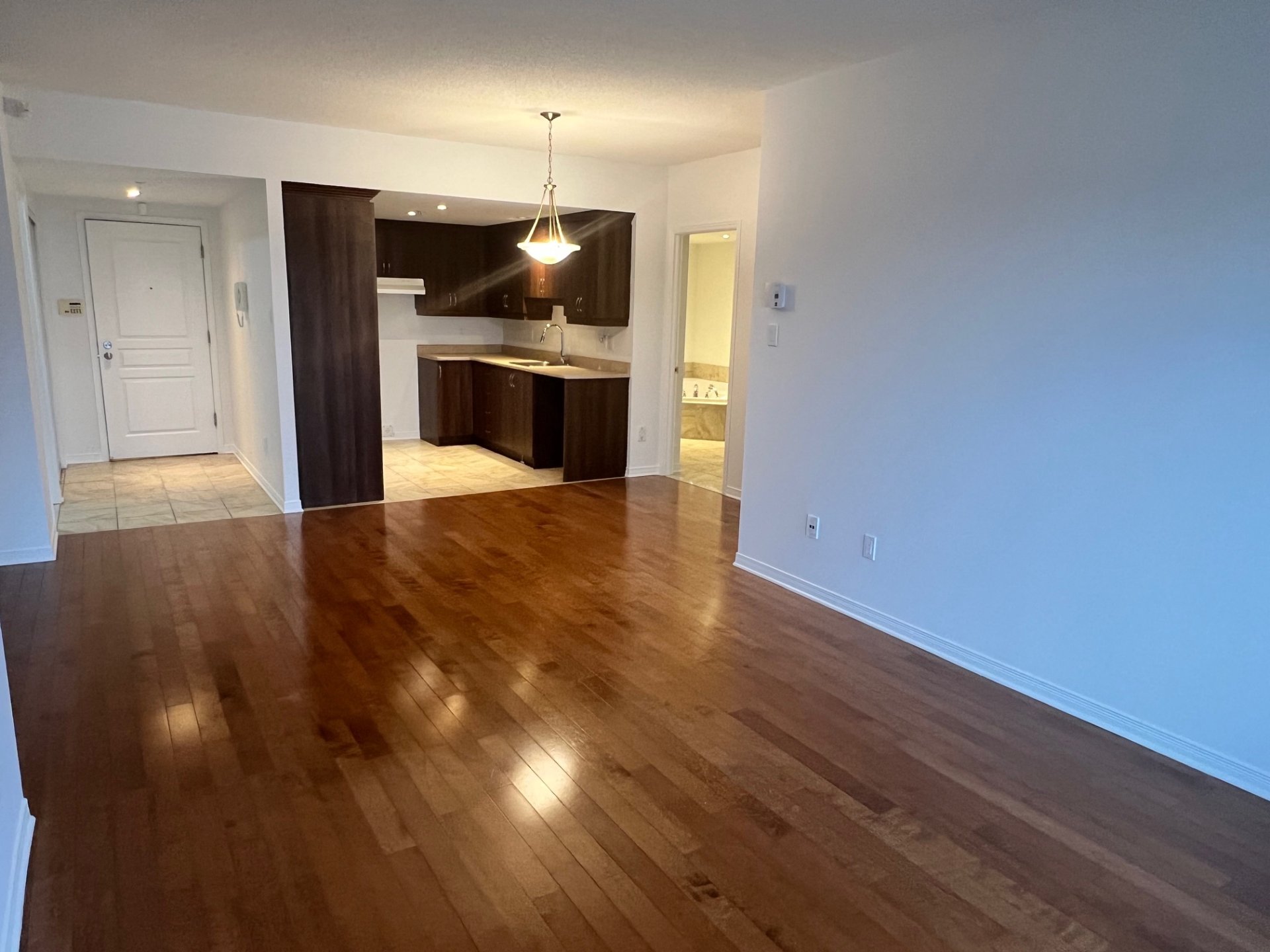 3330 Boul. Le Carrefour, Laval (Chomedey), Quebec H7T0B8, 2 Bedrooms Bedrooms, 5 Rooms Rooms,1 BathroomBathrooms,Residential,For Rent,Boul. Le Carrefour,14939124