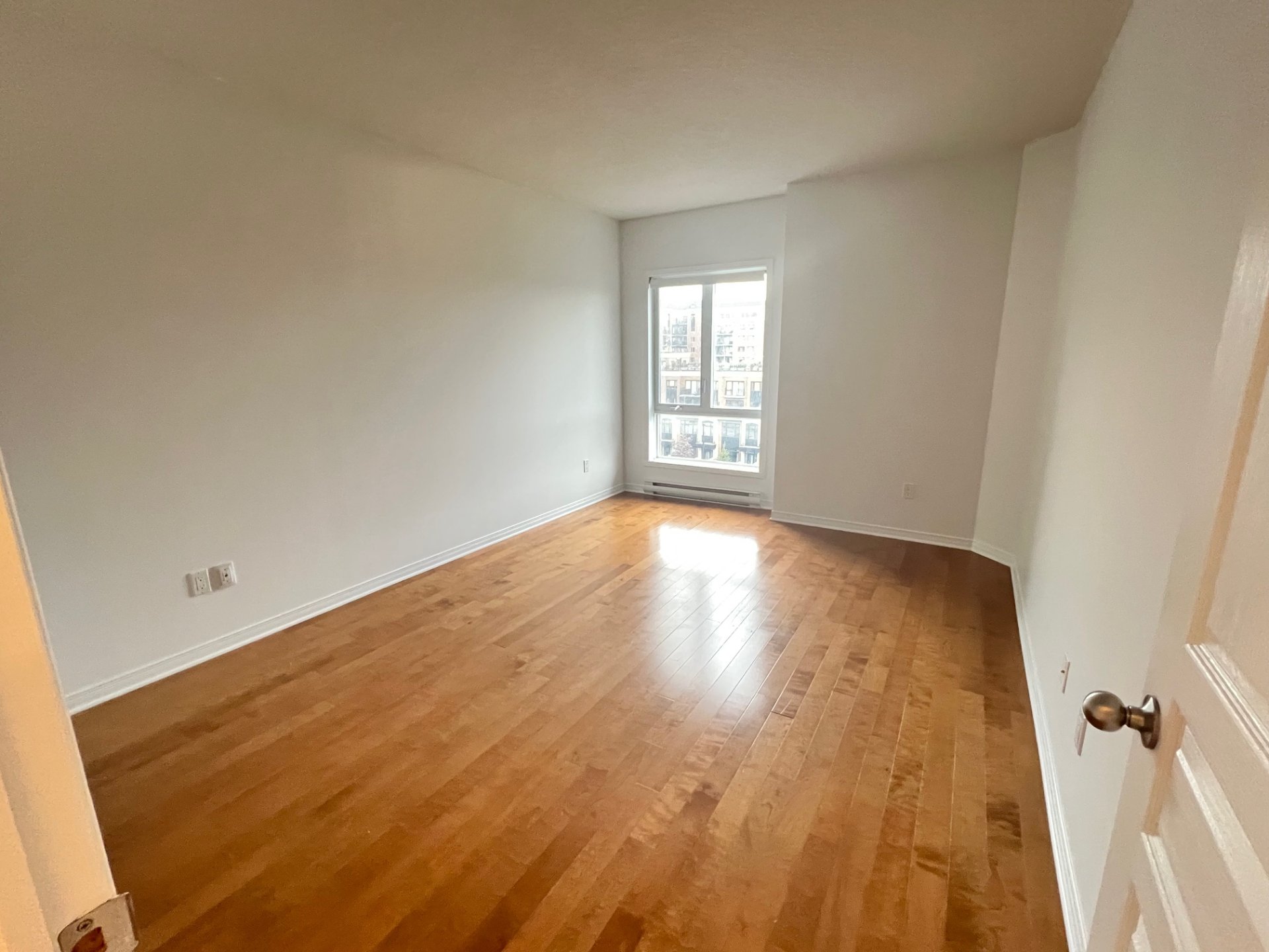 3330 Boul. Le Carrefour, Laval (Chomedey), Quebec H7T0B8, 2 Bedrooms Bedrooms, 5 Rooms Rooms,1 BathroomBathrooms,Residential,For Rent,Boul. Le Carrefour,14939124