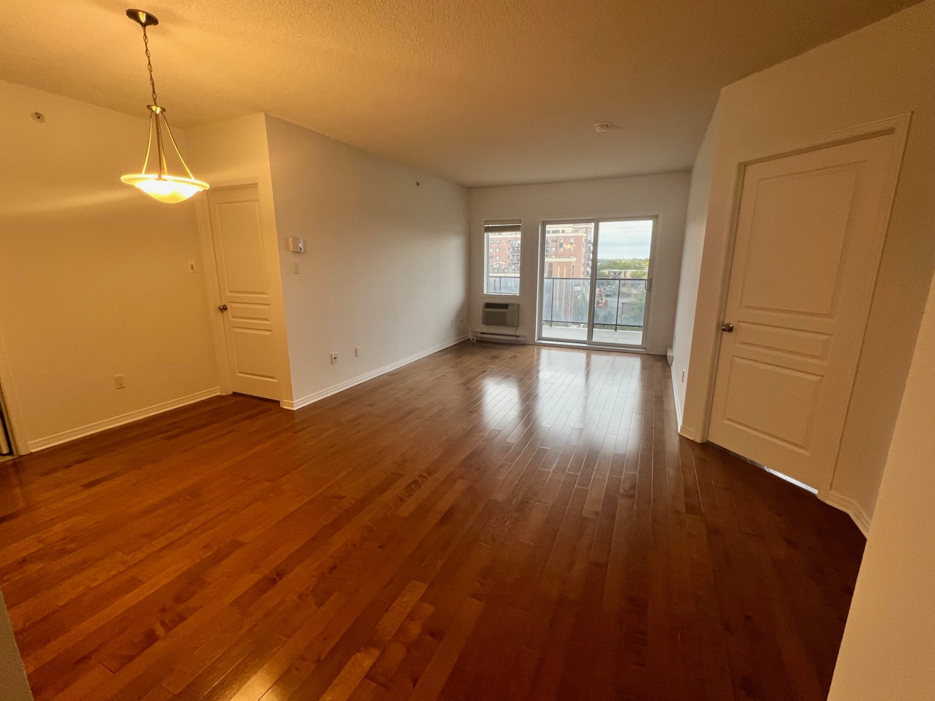 3330 Boul. Le Carrefour, Laval (Chomedey), Quebec H7T0B8, 2 Bedrooms Bedrooms, 5 Rooms Rooms,1 BathroomBathrooms,Residential,For Rent,Boul. Le Carrefour,14939124