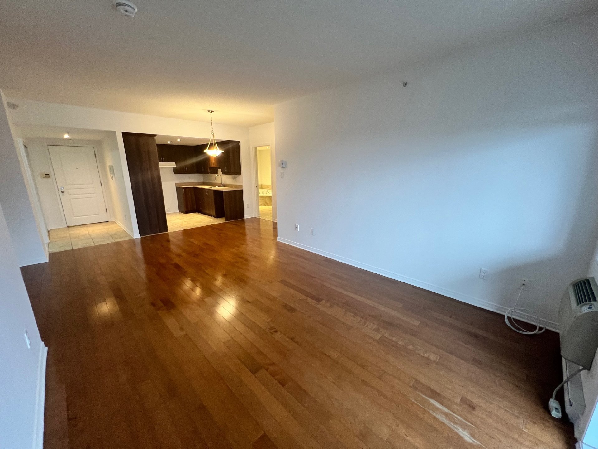 3330 Boul. Le Carrefour, Laval (Chomedey), Quebec H7T0B8, 2 Bedrooms Bedrooms, 5 Rooms Rooms,1 BathroomBathrooms,Residential,For Rent,Boul. Le Carrefour,14939124