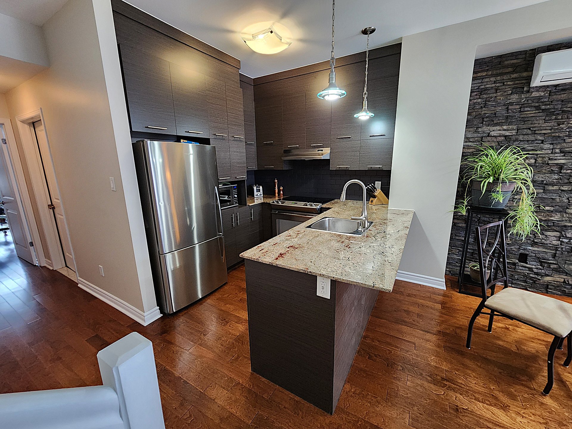 2264 Rue Victoria, Montréal (Lachine), Quebec H8S1Z3, 2 Chambres Chambres, 8 Chambres Chambres,1 Salle de bainsSalle de bain,Résidentiel,À vendre,Rue Victoria,28278664