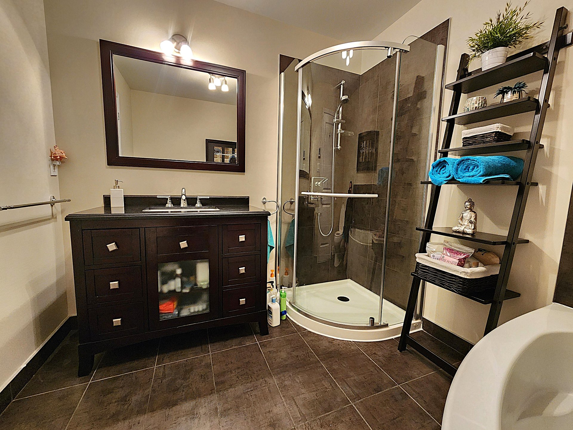 2264 Rue Victoria, Montréal (Lachine), Quebec H8S1Z3, 2 Chambres Chambres, 8 Chambres Chambres,1 Salle de bainsSalle de bain,Résidentiel,À vendre,Rue Victoria,28278664