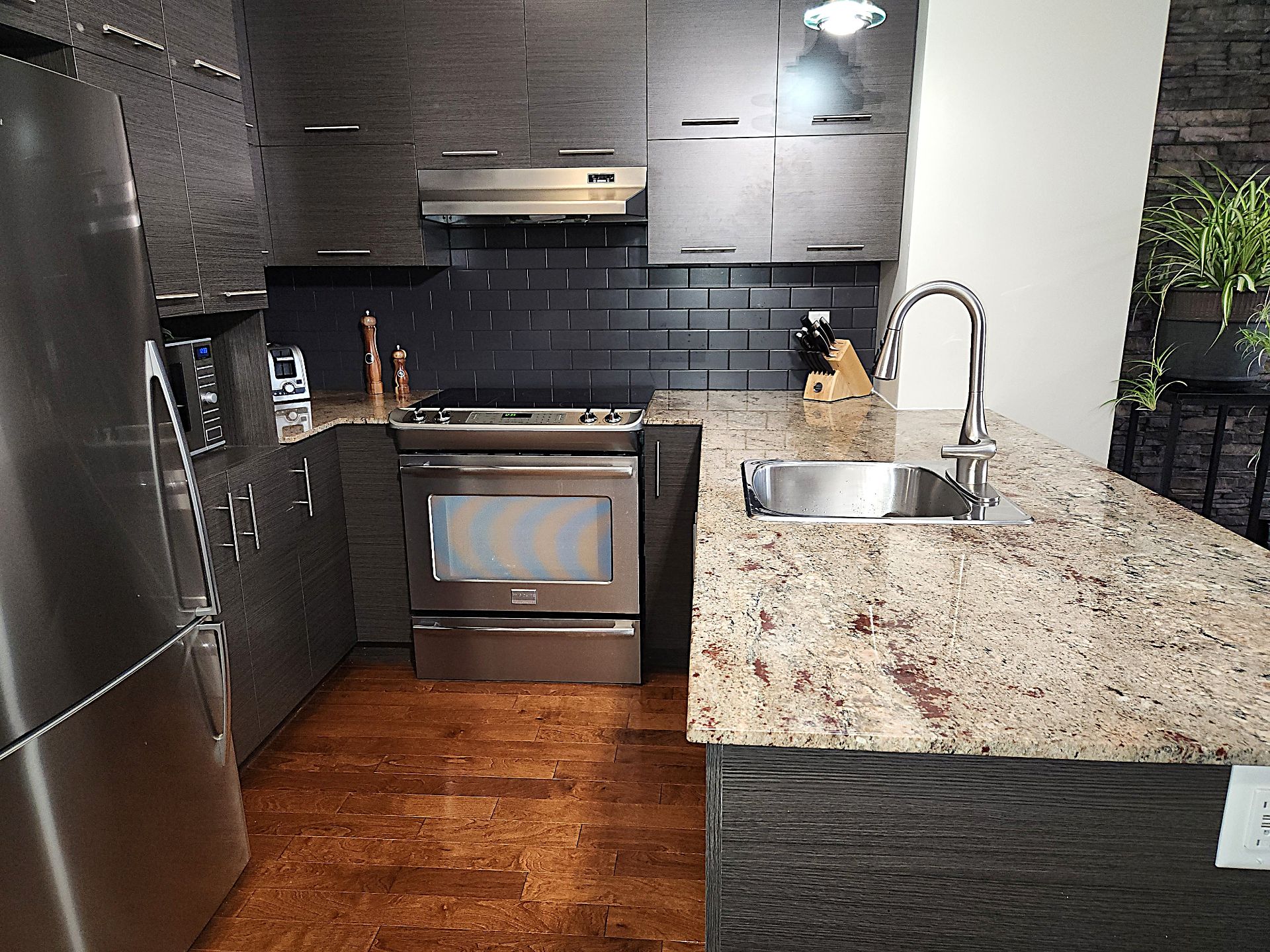 2264 Rue Victoria, Montréal (Lachine), Quebec H8S1Z3, 2 Chambres Chambres, 8 Chambres Chambres,1 Salle de bainsSalle de bain,Résidentiel,À vendre,Rue Victoria,28278664