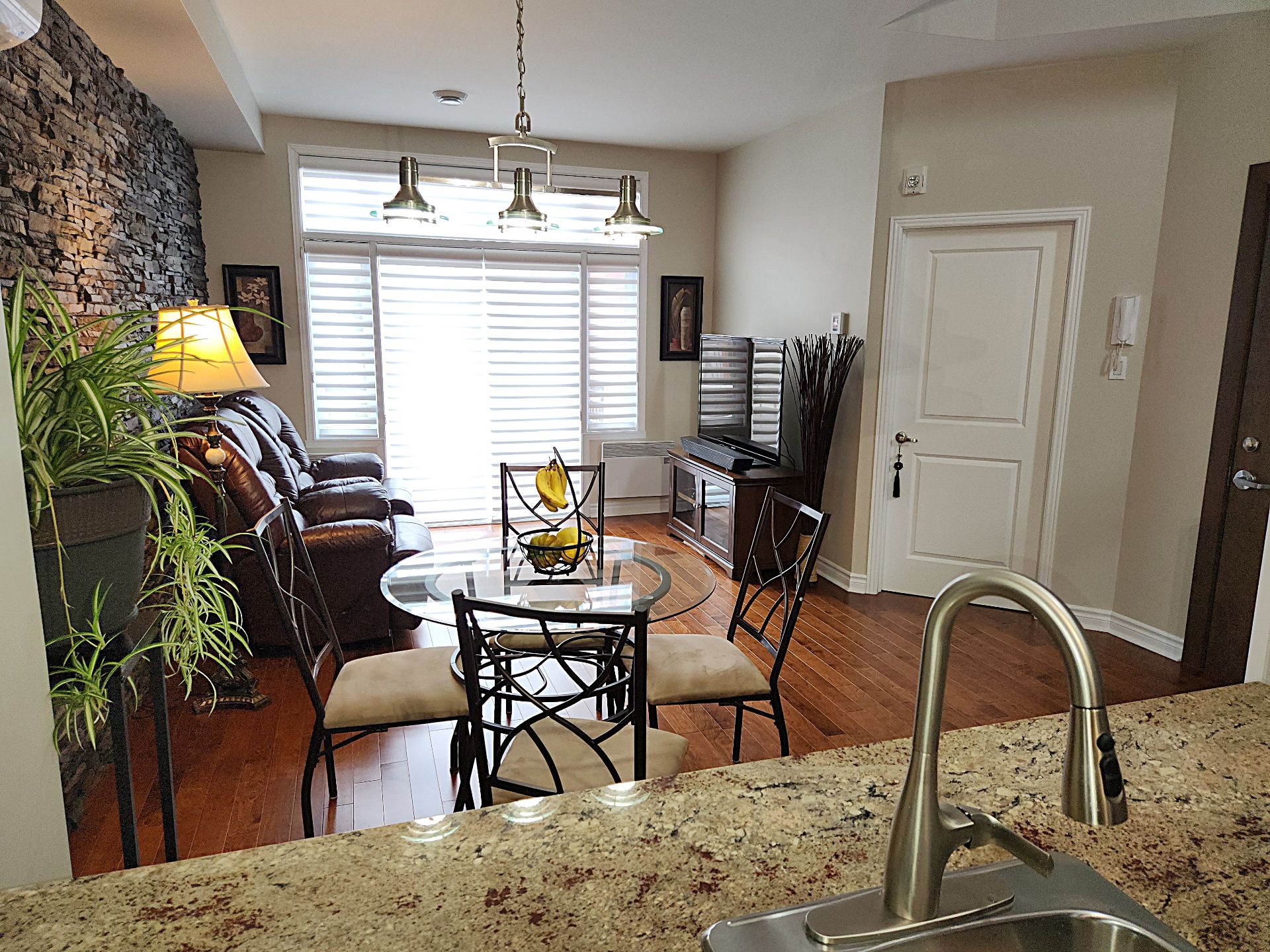 2264 Rue Victoria, Montréal (Lachine), Quebec H8S1Z3, 2 Chambres Chambres, 8 Chambres Chambres,1 Salle de bainsSalle de bain,Résidentiel,À vendre,Rue Victoria,28278664