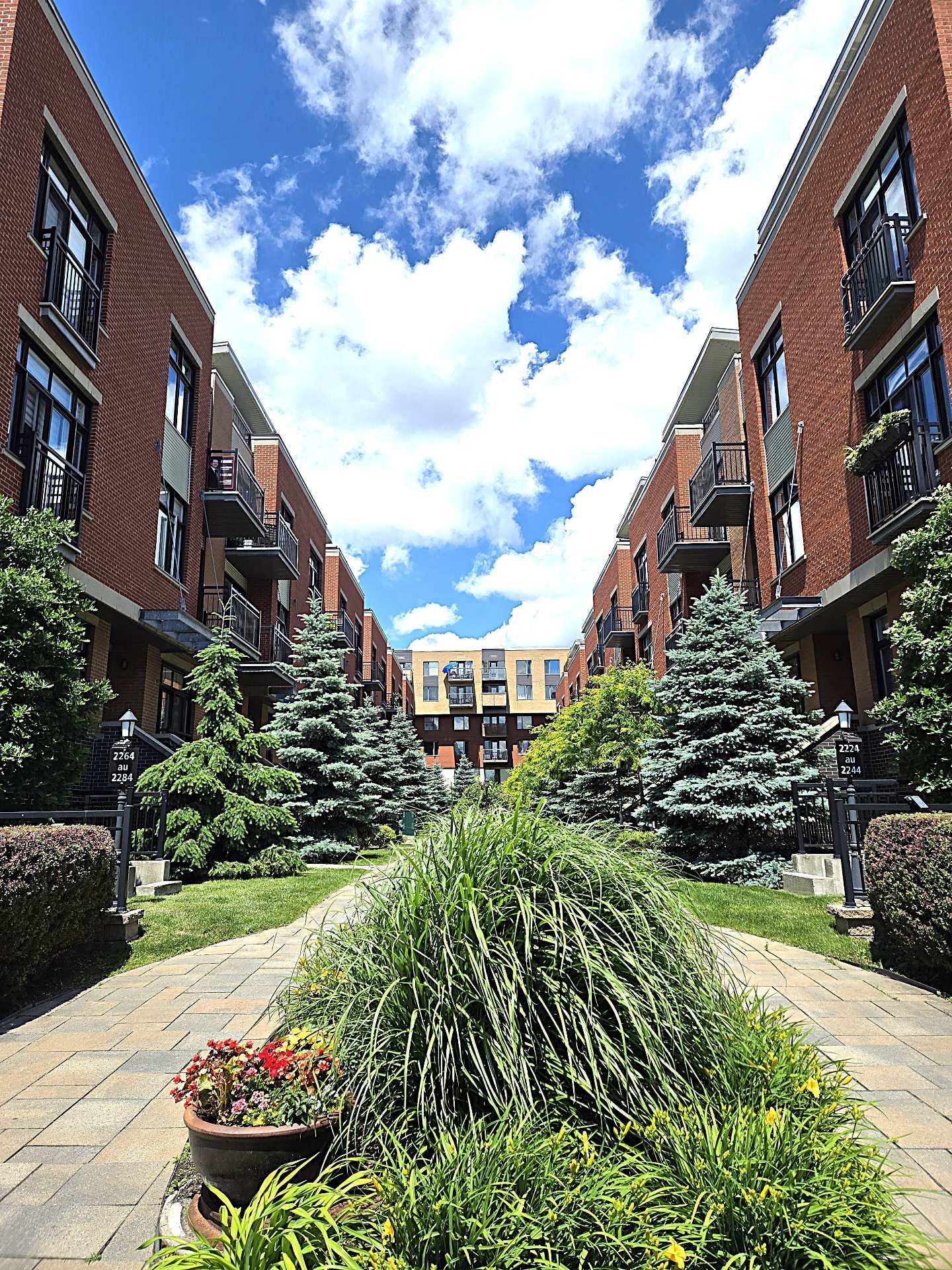 2264 Rue Victoria, Montréal (Lachine), Quebec H8S1Z3, 2 Chambres Chambres, 8 Chambres Chambres,1 Salle de bainsSalle de bain,Résidentiel,À vendre,Rue Victoria,28278664