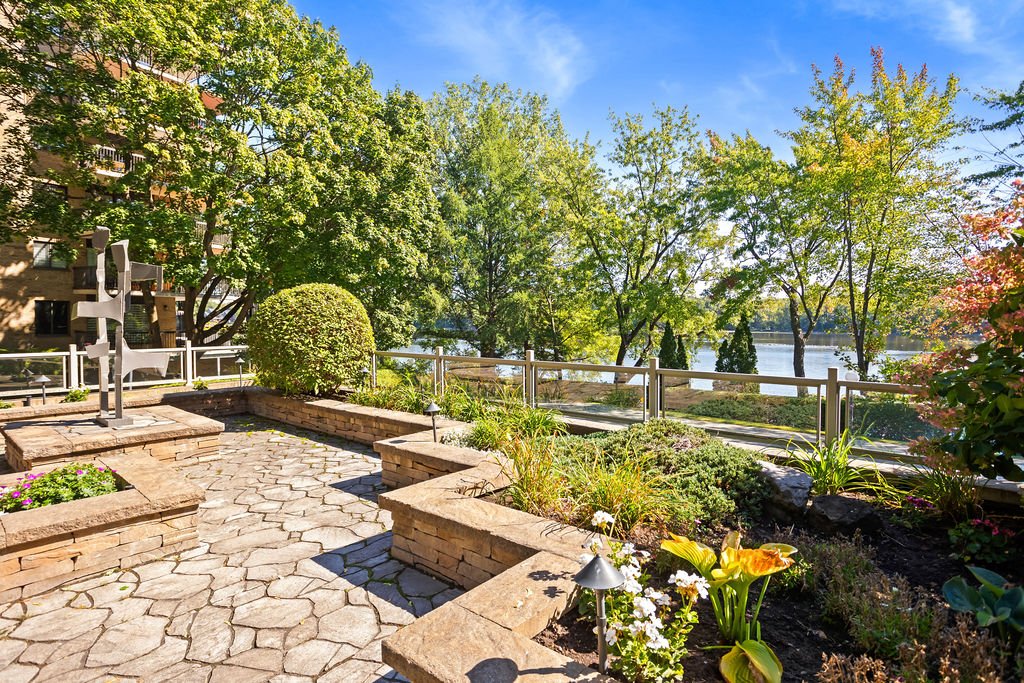 4520 Prom. Paton, Laval (Chomedey), Quebec H7W4X1, 2 Bedrooms Bedrooms, 6 Rooms Rooms,2 BathroomsBathrooms,Residential,For Sale,Prom. Paton,9852355